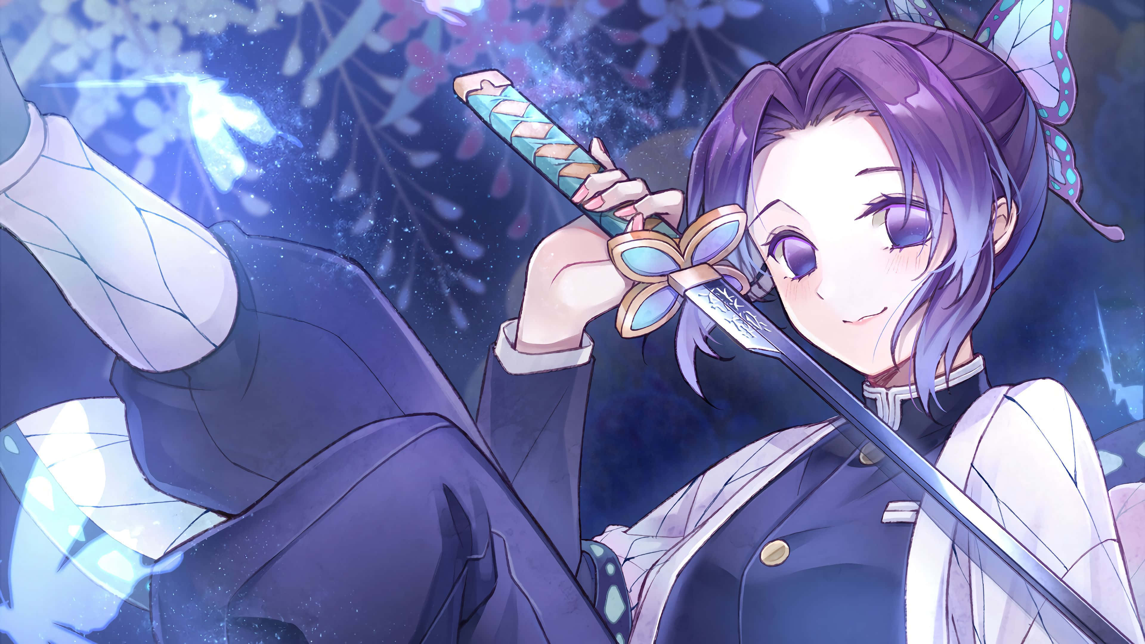 Demon Slayer iPad 桌布 壁紙 — 一個開心的動畫女孩，紫色頭髮和蝴蝶髮夾，拿著發光的劍，背景是閃爍的藍色花卉。