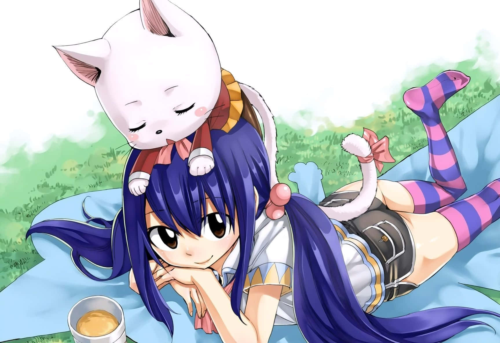 Wendy Marvell 桌布 壁紙 — 一個開心的動畫女孩，藍色頭髮，躺在草地上，頭頂有一隻白貓，兩者在明亮的日光下都很放鬆。