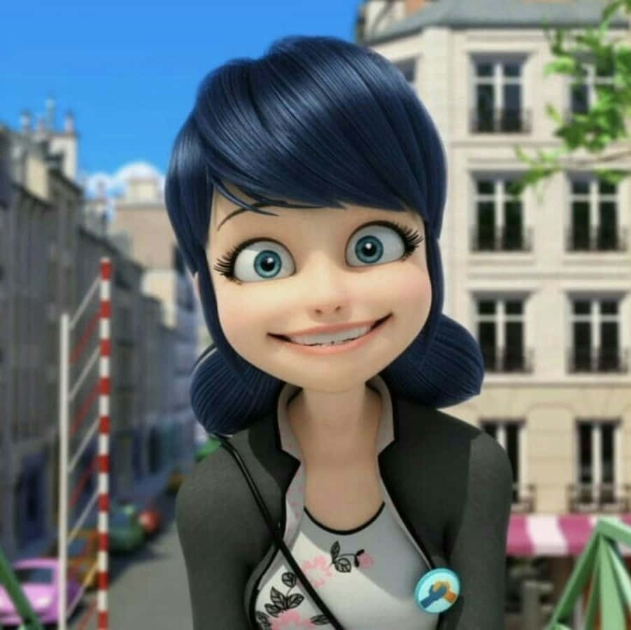 Funny Miraculous 桌布 壁紙 — 一個開心的動畫女孩，藍色頭髮和明亮的眼睛，在陽光明媚的巴黎街景中微笑。