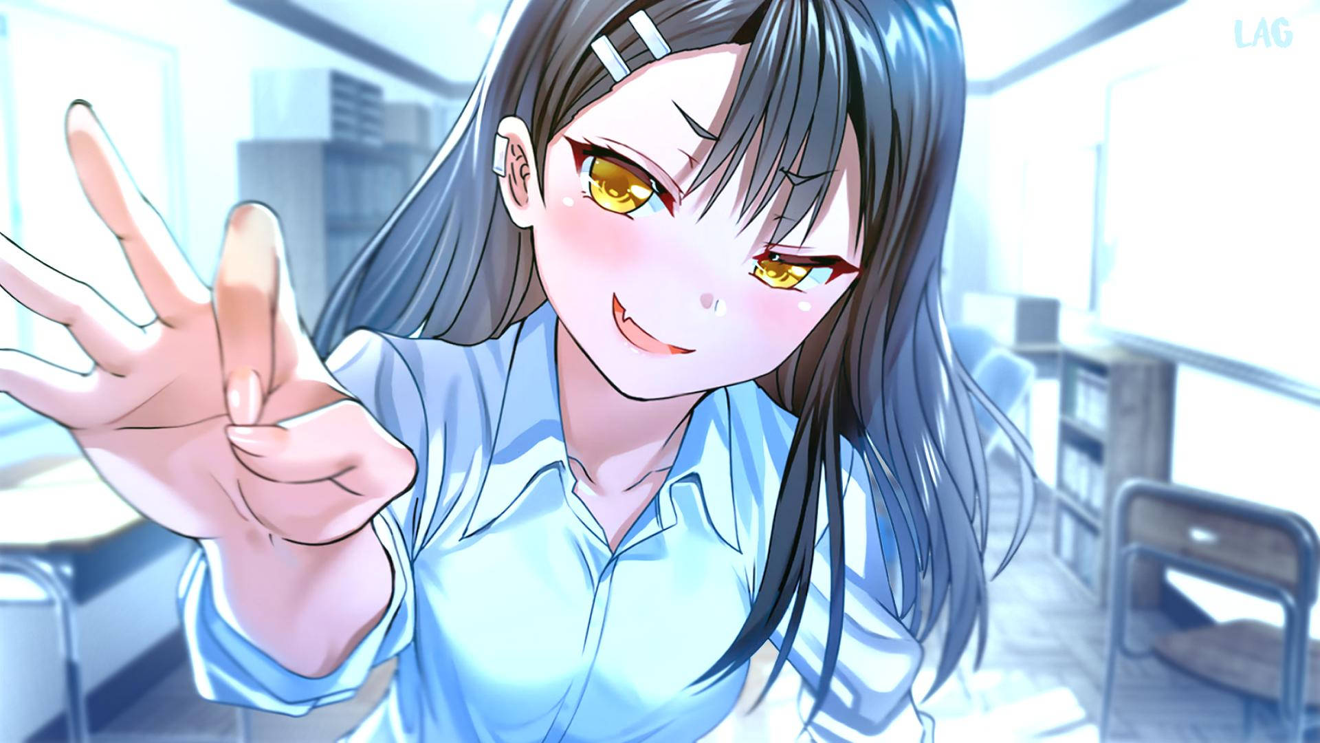 Nagatoro 桌布 壁紙 — 一個開心的動畫女孩，金色眼睛和深色頭髮，在明亮的教室裡快樂地揮手。