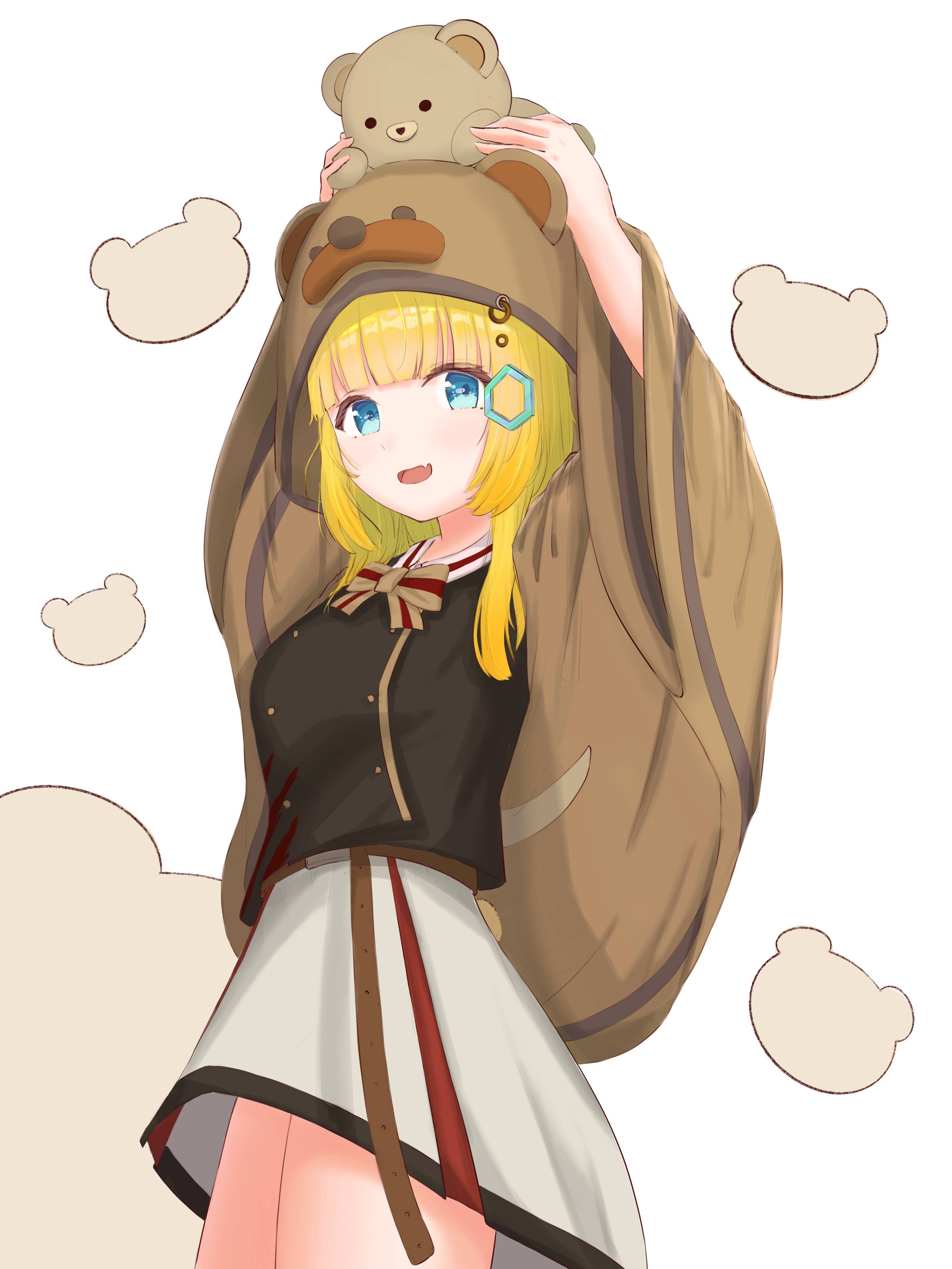 Cute Bear 桌布 壁紙 — 一個開心的動畫女孩，金髮，穿著棕色熊主題連帽衫，在純色背景上高舉一隻泰迪熊。