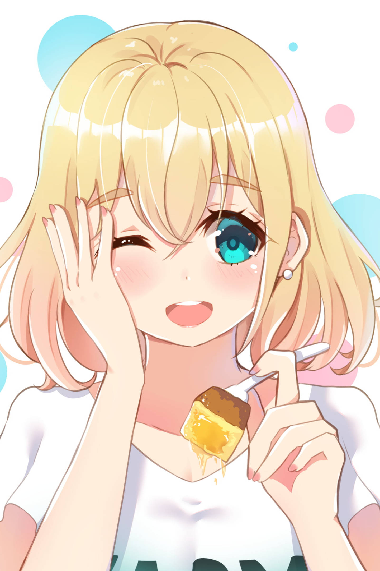 Girlfriend 桌布 壁紙 — 一個開心的動畫女孩，金髮和一隻藍眼睛，快樂地吃著融化的冰淇淋條，同時眨眼。
