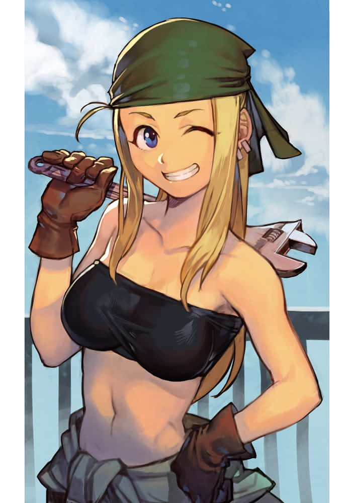 Winry Rockbell 桌布 壁紙 — 一個開心的動畫女孩，金髮和綠色頭帶，拿著扳手在明亮的藍天下眨眼。