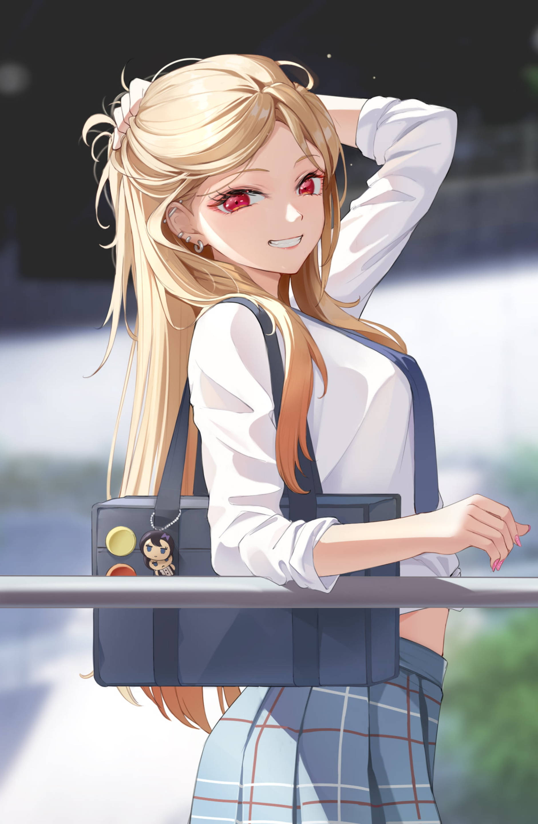 Ecchi 桌布 壁紙 — 一個開心的動畫女孩，金髮紅眼，靠在欄杆上，拿著一個袋子。