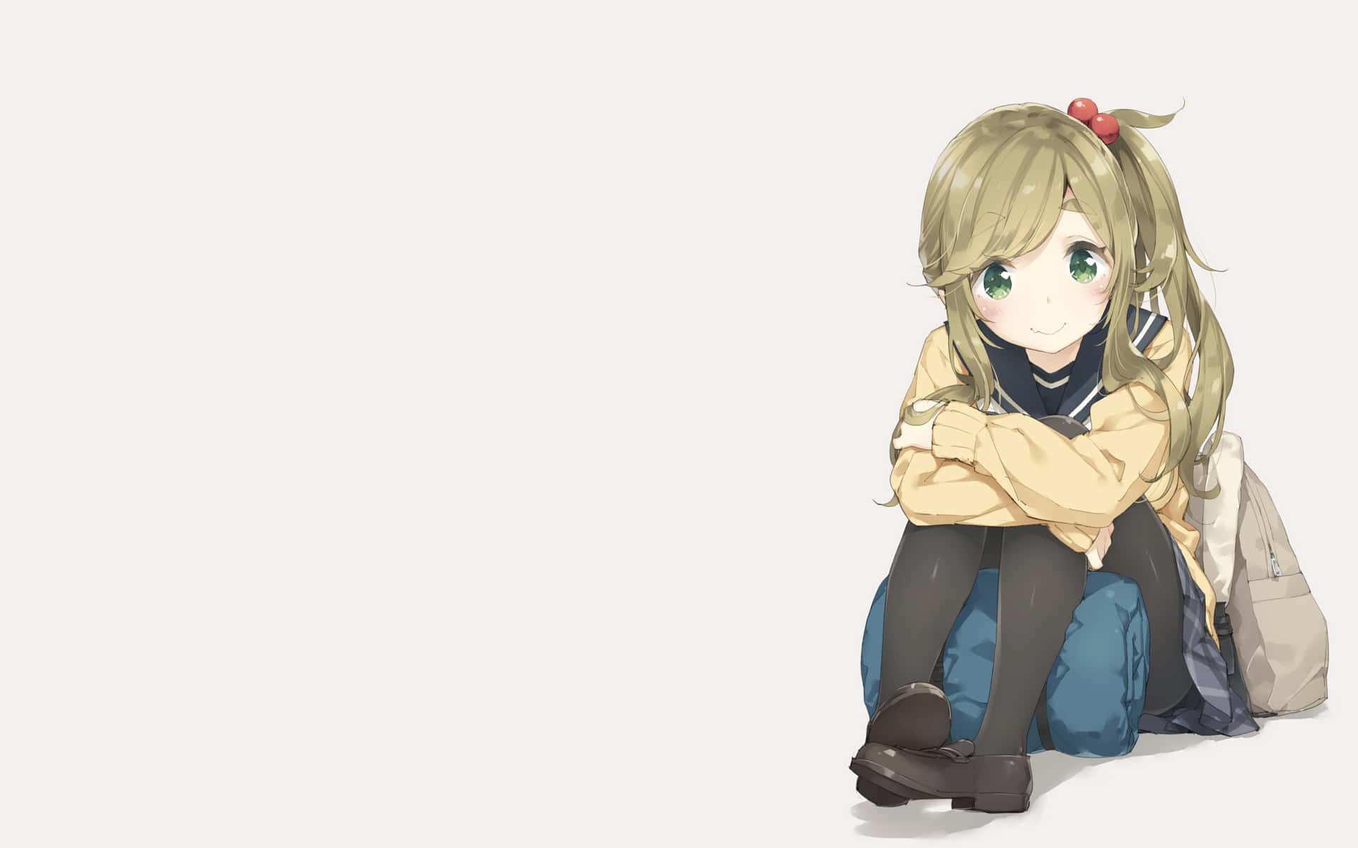 Laid Back Camp 桌布 壁紙 — 一個開心的動畫女孩，金髮綠眼，盤腿坐在一個藍色袋子上，雙臂交叉，穿著黃色外套和校服。