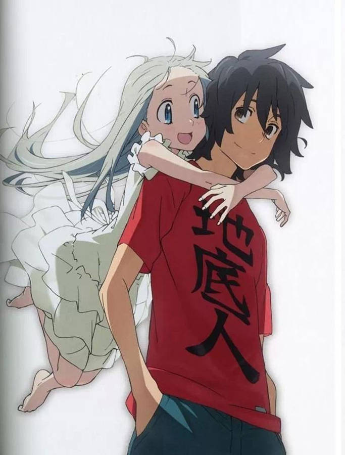 Anohana 桌布 壁紙 — 一個開心的動畫女孩，銀色頭髮，從後面擁抱一個穿紅色襯衫的男孩，背景是純白色。