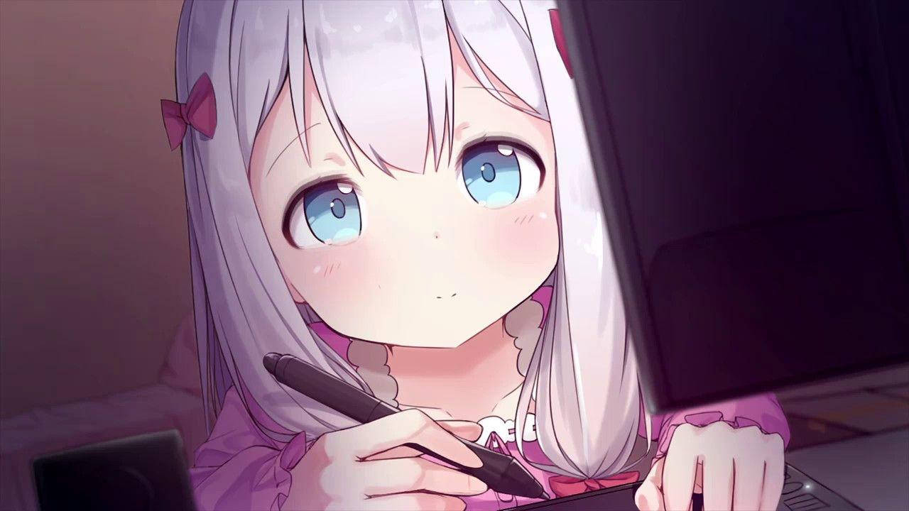 Cute Anime Girl 桌布 壁紙 — 一個開心的動畫女孩，銀色頭髮和藍色眼睛，在舒適的紫色燈光房間裡微笑著在平板電腦上畫畫。