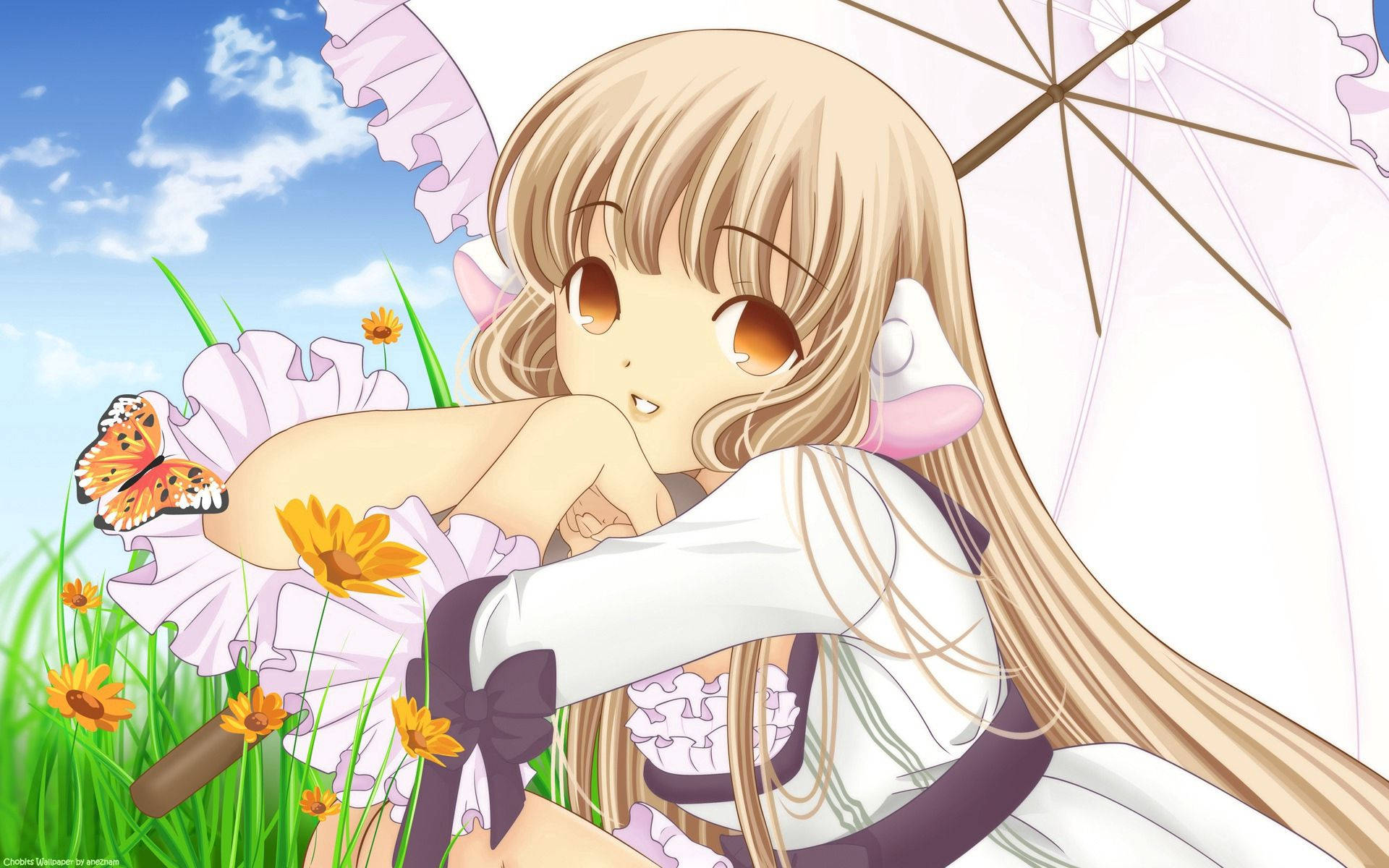 Chobits 桌布 壁紙 — 一個開心的動畫女孩，長長的金髮，坐在陽光明媚的草地上，拿著粉紅色的陽傘，蝴蝶在她周圍飛舞。