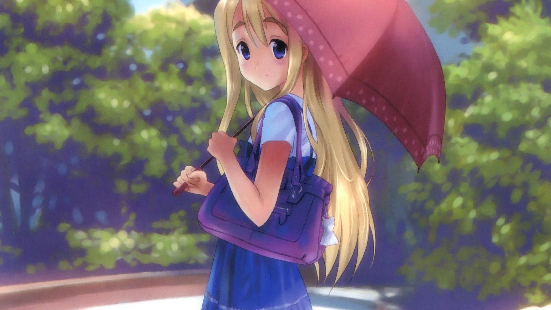 Very Pretty 桌布 壁紙 — 一個開心的動畫女孩，長長的金髮，拿著粉紅色的雨傘，穿著藍色連衣裙和紫色包包，在晴朗的天空下。