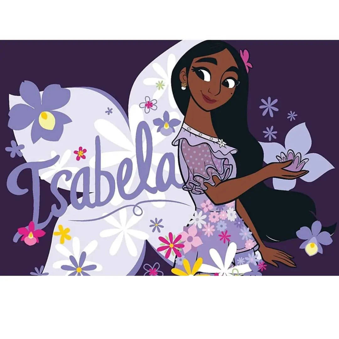 Isabela 桌布 壁紙 — 一個開心的動畫女孩，長長的黑髮和裝飾著彩色花朵的蝴蝶翅膀，微笑著手持一朵花，背景是深紫色。