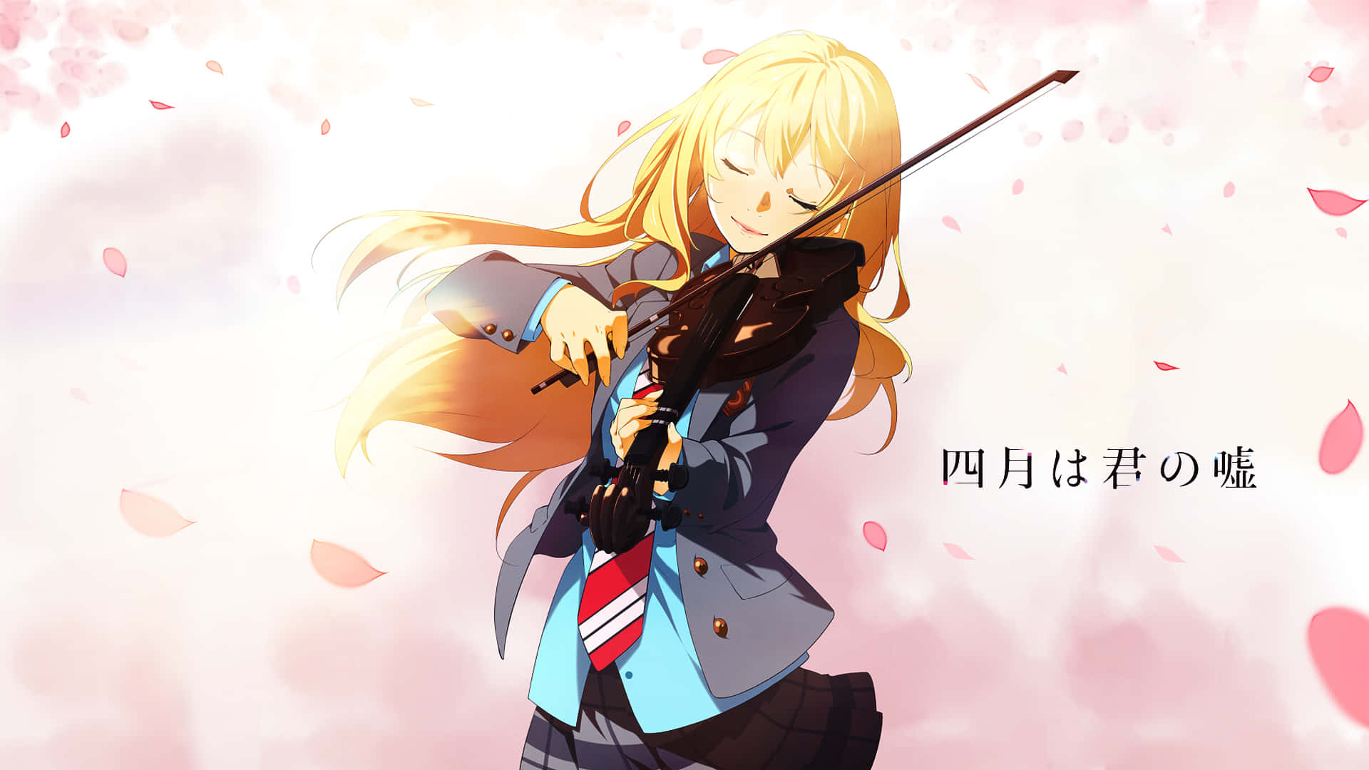 Your Lie In April 桌布 壁紙 — 一個開心的動畫女孩，飄逸的金色長髮，在柔和的粉彩光線中拉小提琴，粉紅色的櫻花花瓣在她周圍飄舞。