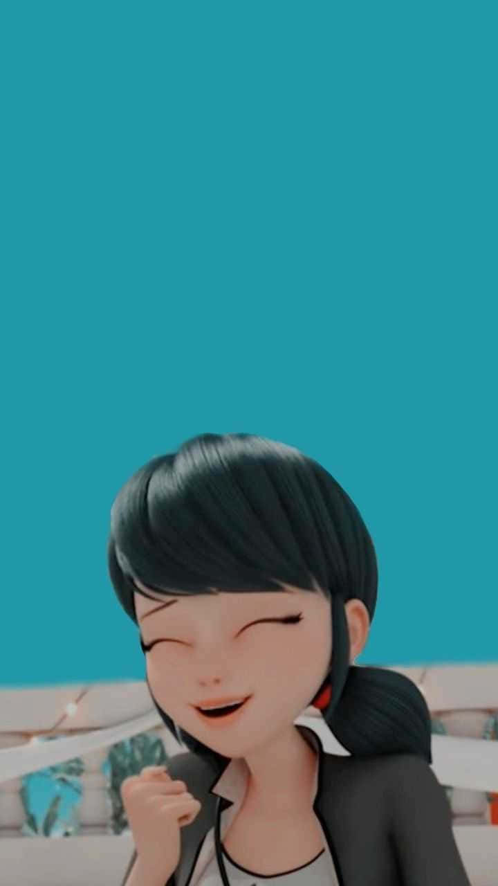 Marinette 桌布 壁紙 — 一個開心的動畫女孩，黑髮，帶著喜悅的表情，在純青色背景前微笑。