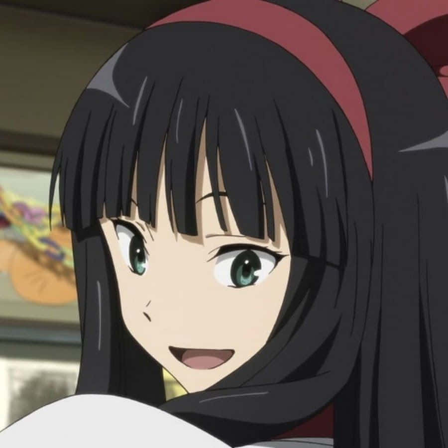 Cute Anime Profile 桌布 壁紙 — 一個開心的動畫女孩，黑髮綠眼，戴著紅色頭帶，燦爛地微笑。