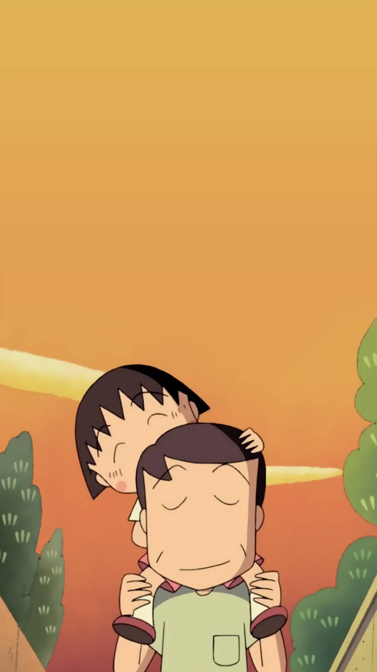 Chibi Maruko Chan 桌布 壁紙 — 一個開心的動畫女孩從後面抱著一個男孩，他們站在溫暖的橙色夕陽和綠色樹葉中。