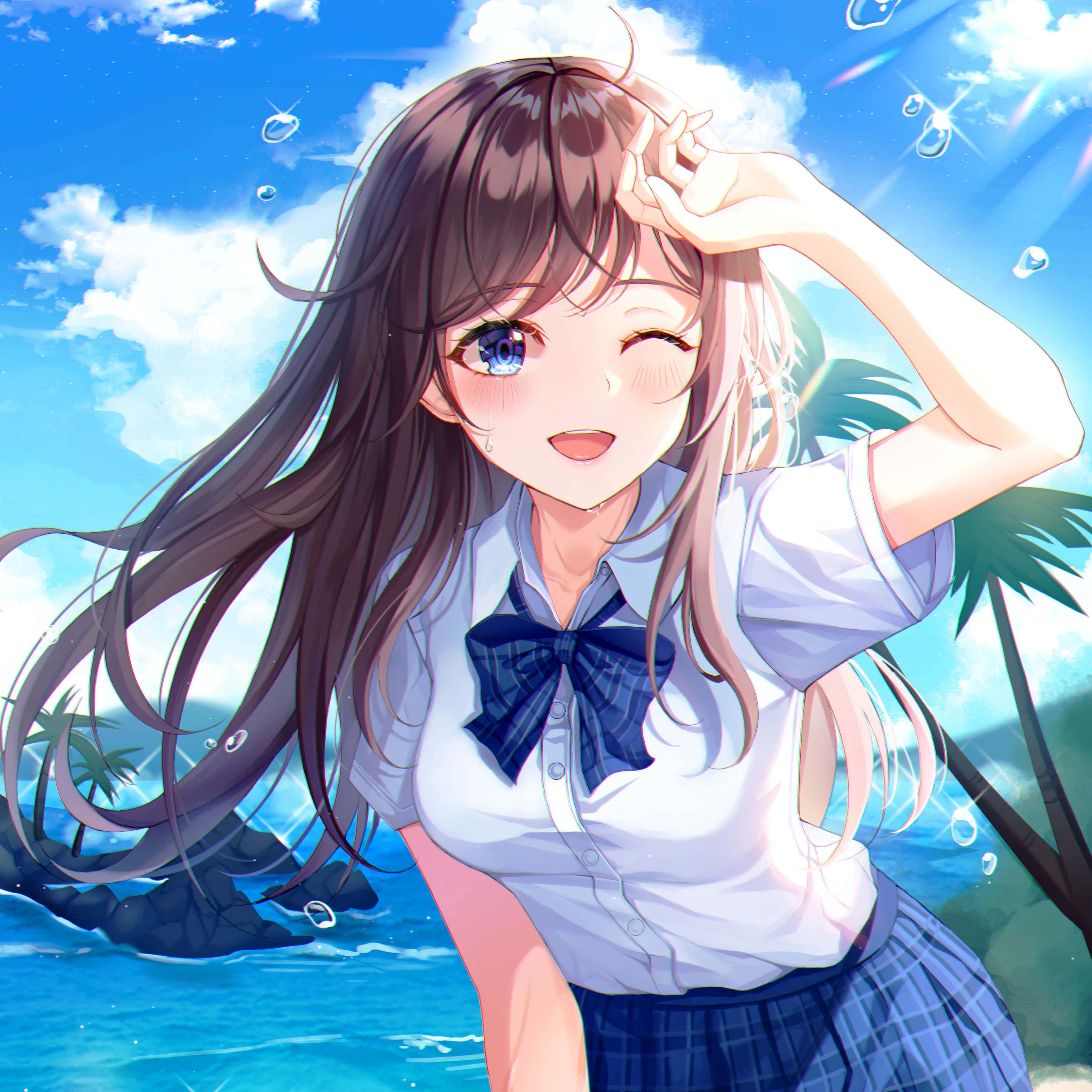 海灘 桌布 壁紙 — 一個開心的動畫女孩穿著校服，在海邊微笑，周圍有棕櫚樹和閃閃發光的泡泡。