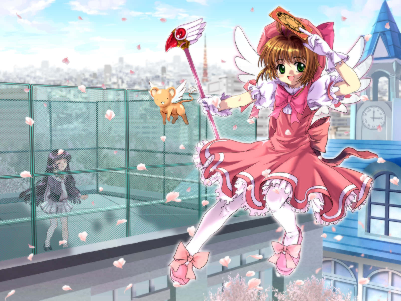 庫洛魔法使 桌布 壁紙 — 一個開心的動畫女孩穿著粉紅色女巫服裝，拿著魔法杖和一隻小有翼生物，在飄落的櫻花中懸浮於城市景觀之上。