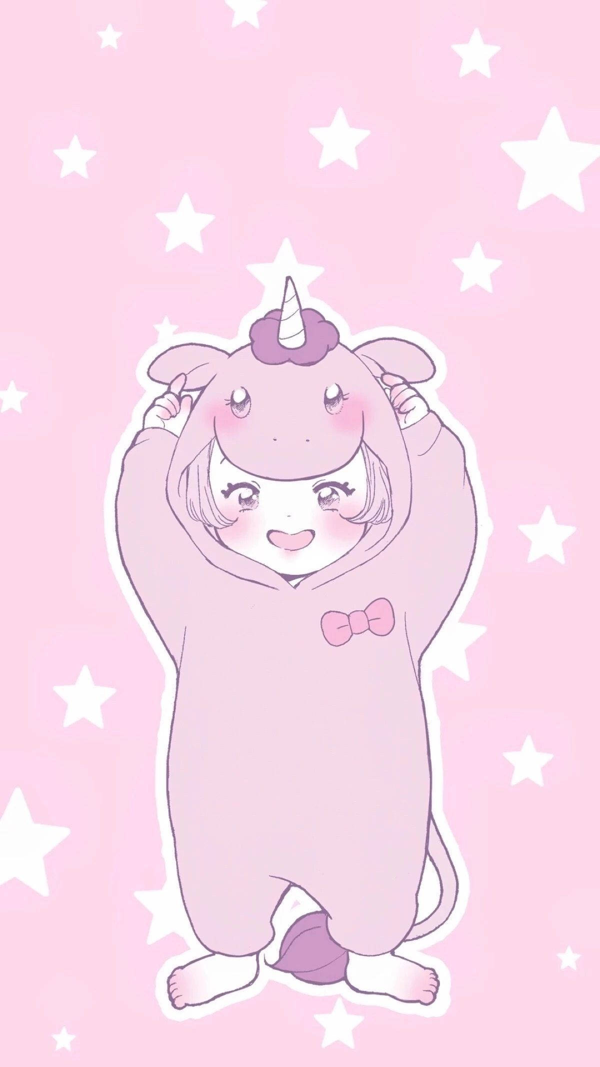 Cute Kawaii Aesthetic 桌布 壁紙 — 一個開心的動畫女孩穿著粉紅色獨角獸連身衣，在粉彩粉紅背景上漂浮在白星之間微笑。