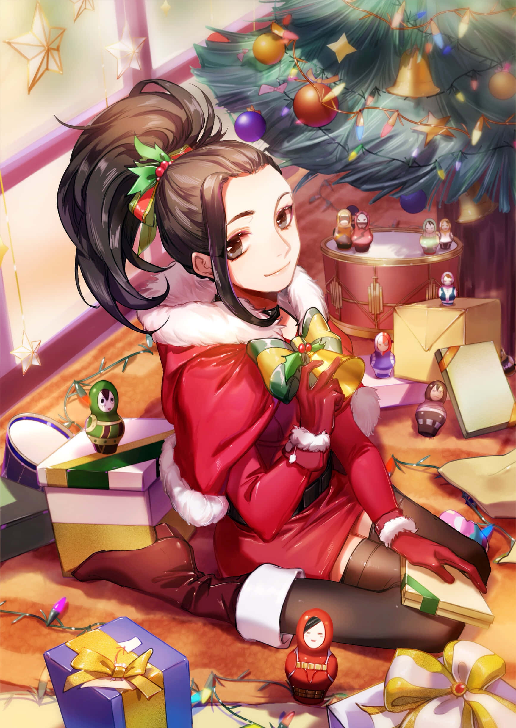 Momo Yaoyorozu 桌布 壁紙 — 一個開心的動畫女孩穿著紅色聖誕老人服裝，坐在裝飾好的聖誕樹下，周圍環繞著禮物和裝飾品。