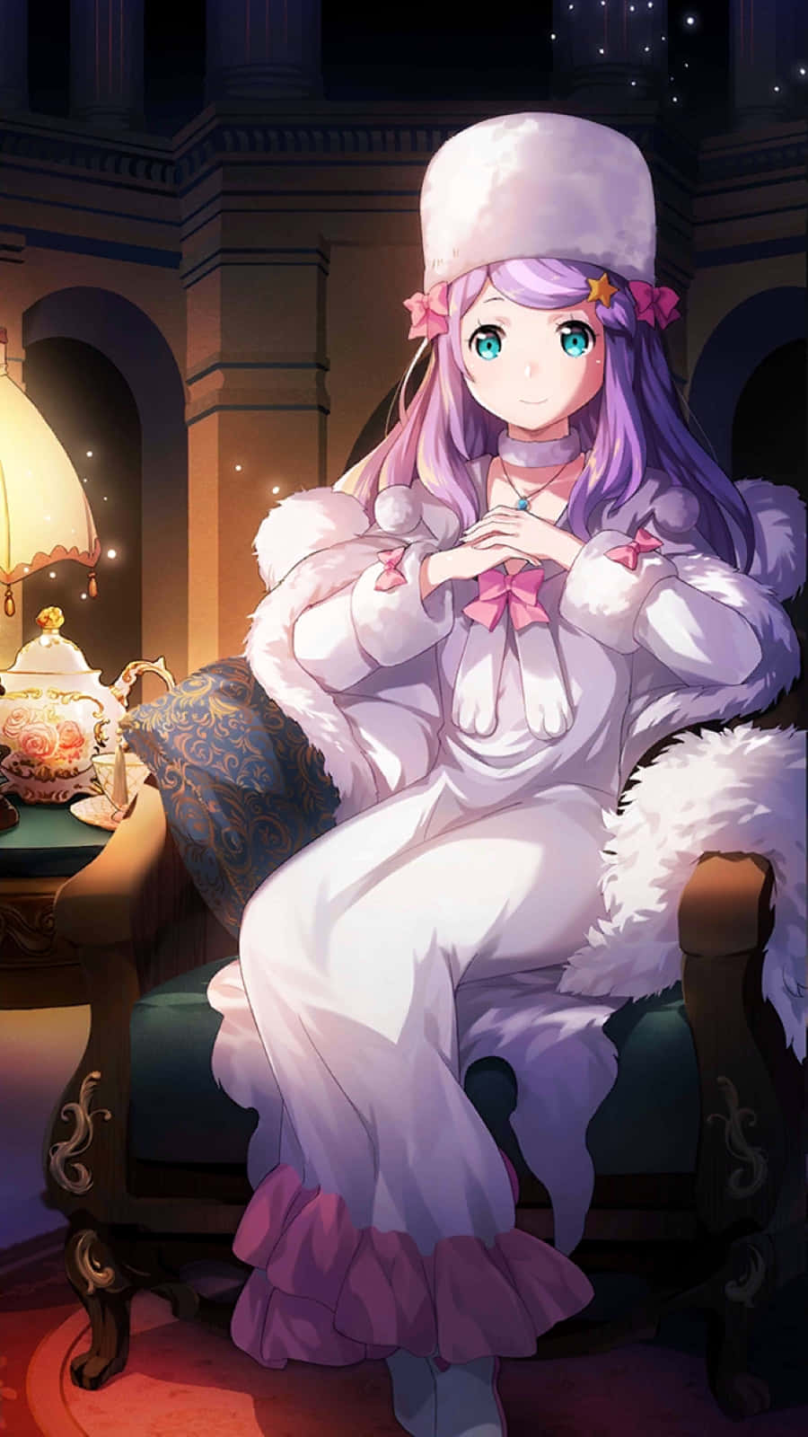 Anastasia Hoshin 桌布 壁紙 — 一個開心的動畫女孩穿著蓬鬆的白色冬季服裝，在華麗的室內環境中，被燈溫暖地照亮著坐著。