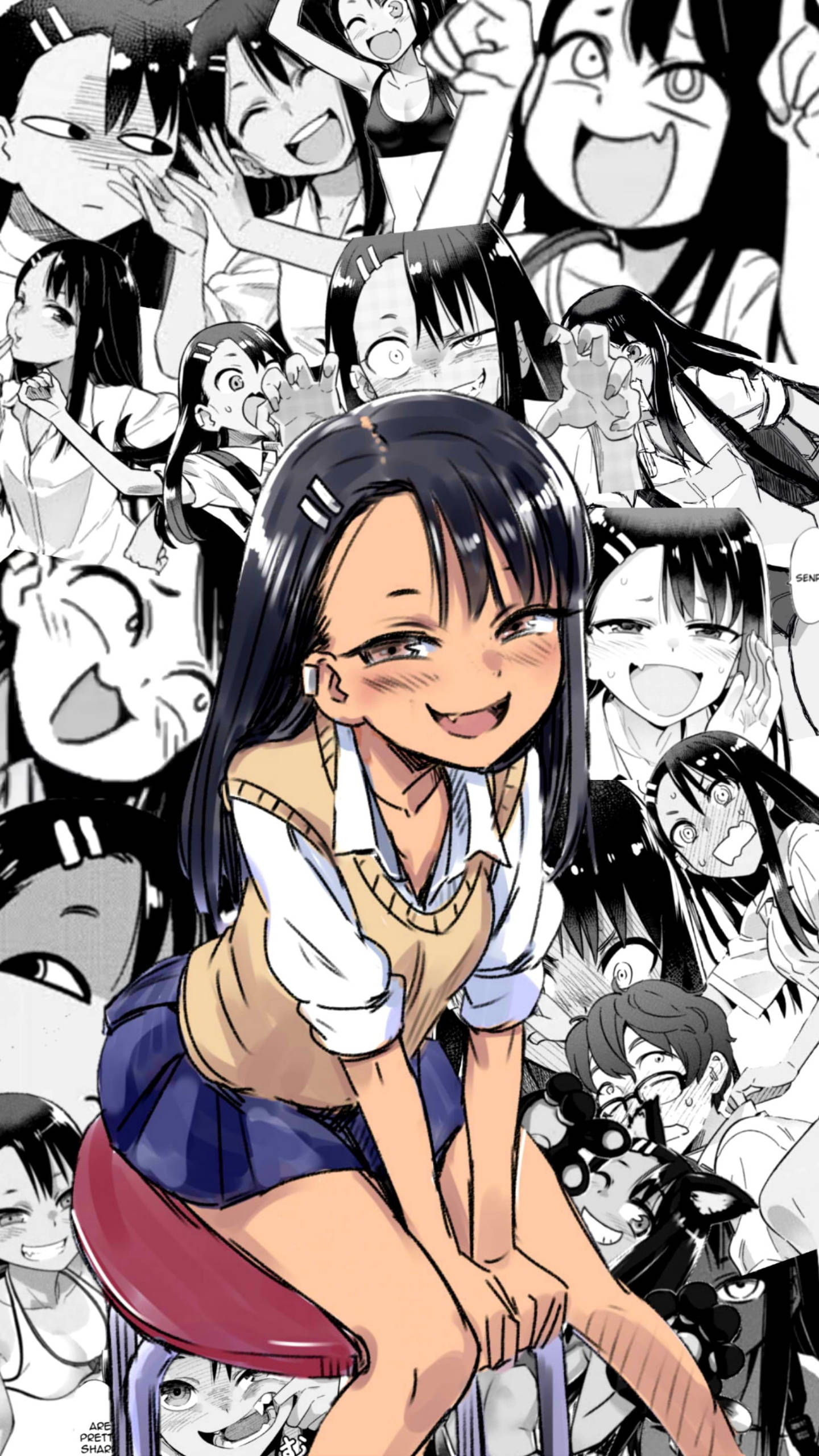 Nagatoro 桌布 壁紙 — 一個開心的動畫女學生坐在凳子上，周圍是黑白漫畫風格面孔的熱鬧拼貼畫。