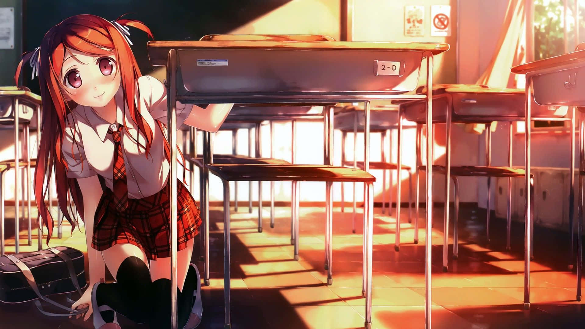 Anime Classroom 桌布 壁紙 — 一個開心的動畫女學生穿著校服，在陽光普照的空教室裡跪在書桌旁，溫暖的金色光線從窗戶射進來。