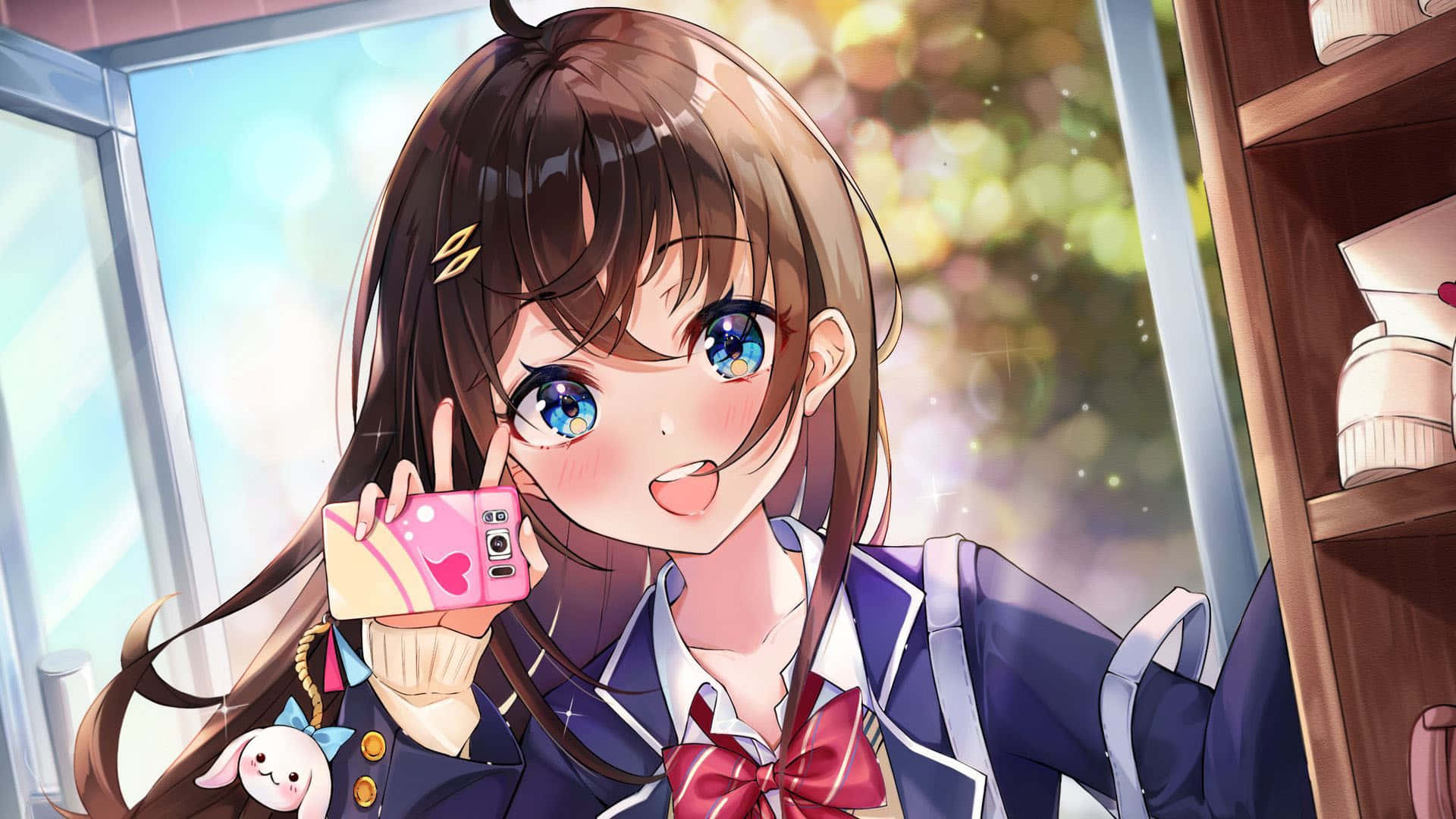 動漫女孩 桌布 壁紙 — 一個開心的動畫女學生穿著校服，在陽光充足的房間裡拿著粉紅色電話微笑，房間裡有書架。