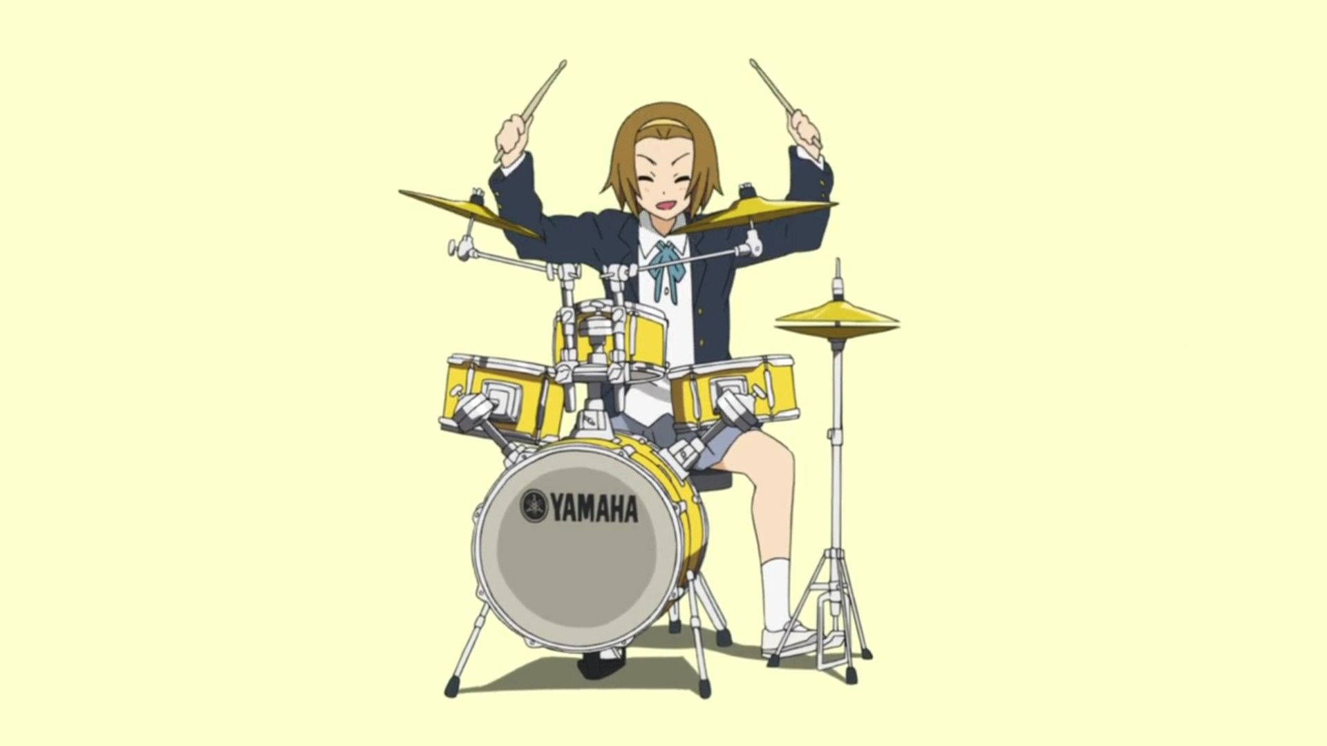 K-ON！輕音部 桌布 壁紙 — 一個開心的動畫女學生穿著校服，在淡黃色背景前充滿活力地演奏黃色 Yamaha 鼓組。