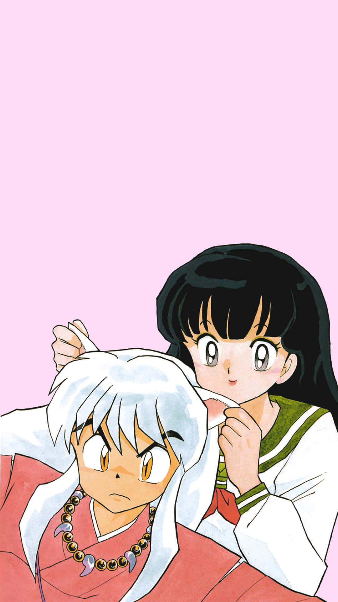 Inuyasha Phone 桌布 壁紙 — 一個開心的動畫女學生穿著校服，輕輕地抓住一個脾氣暴躁的銀髮男孩的頭髮，背景是柔和的粉紅色。