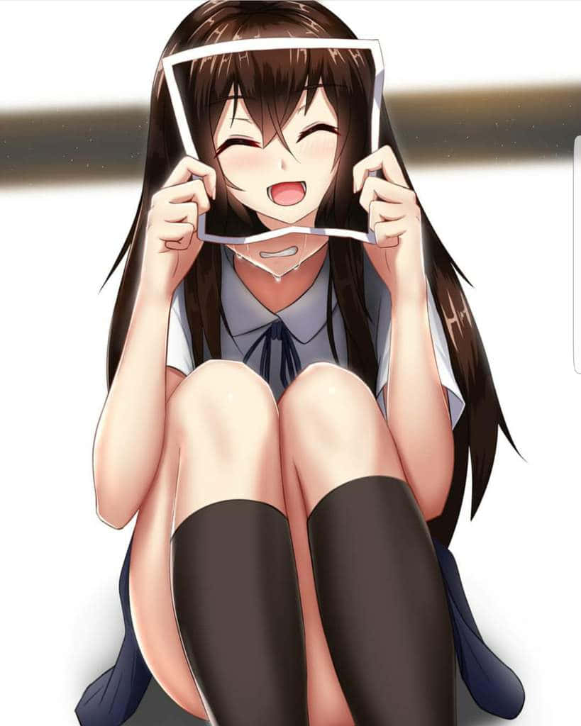 Fake Smile 桌布 壁紙 — 一個開心的動畫女學生穿著校服，頑皮地拿著一個破損的面罩框架放在眼睛上笑著。