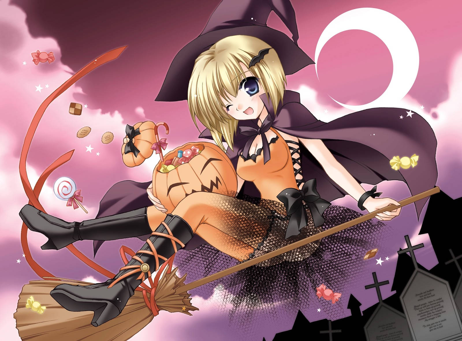 Anime Halloween 桌布 壁紙 — 一個開心的動畫女巫，金髮，騎著掃帚，拿著一個裝滿糖果的南瓜，在粉紅色的天空下，有一彎新月。