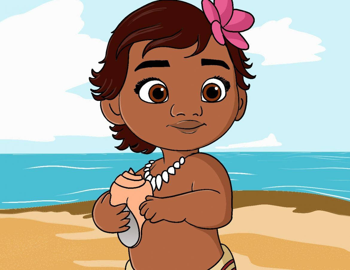 Baby Moana 桌布 壁紙 — 一個開心的動畫幼兒，棕色頭髮，戴著粉紅色花朵，在陽光明媚的海灘上拿著一個海螺殼。