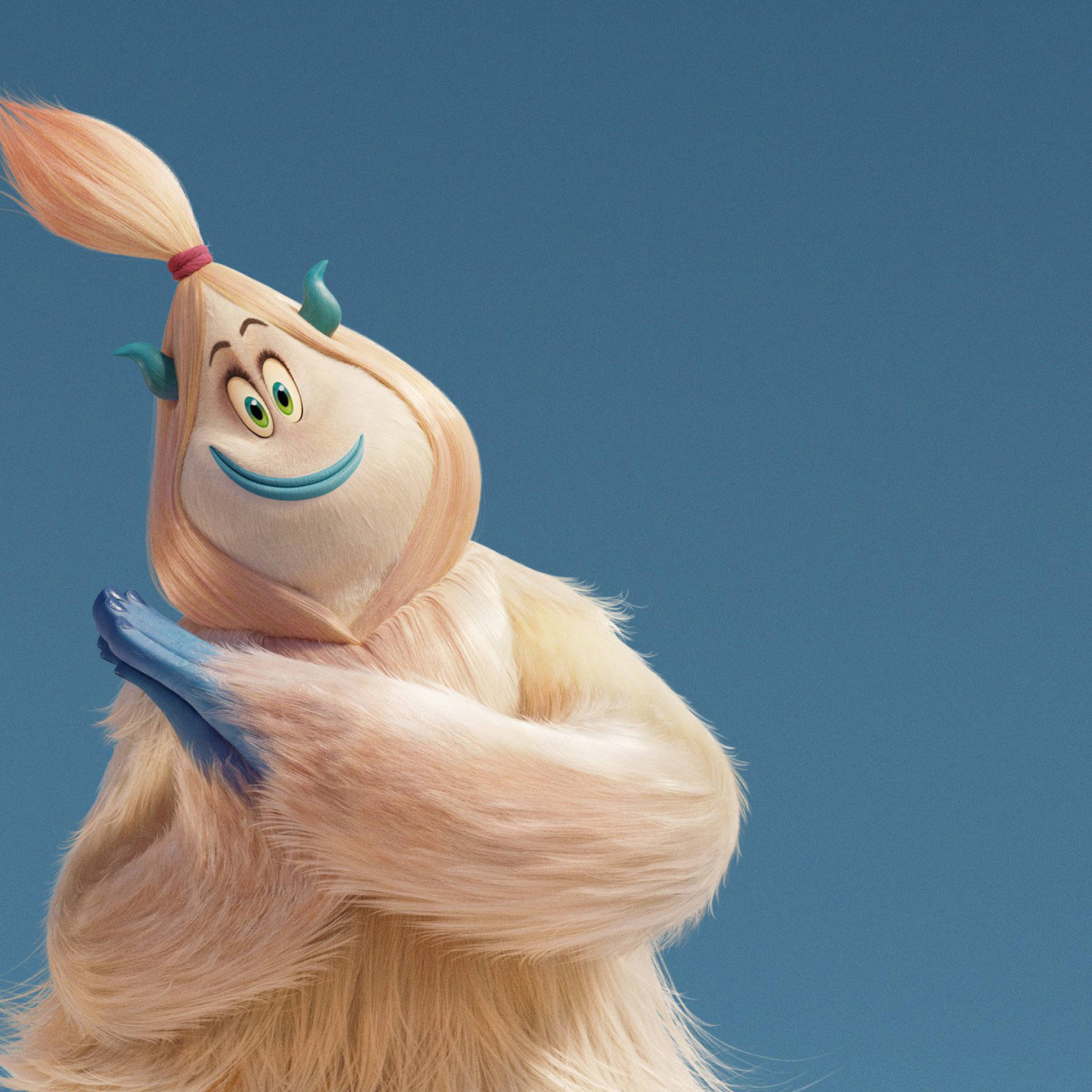 Smallfoot 桌布 壁紙 — 一個開心的動畫怪物，金色頭髮紮成馬尾，藍色角，在純藍色背景上溫暖地微笑。