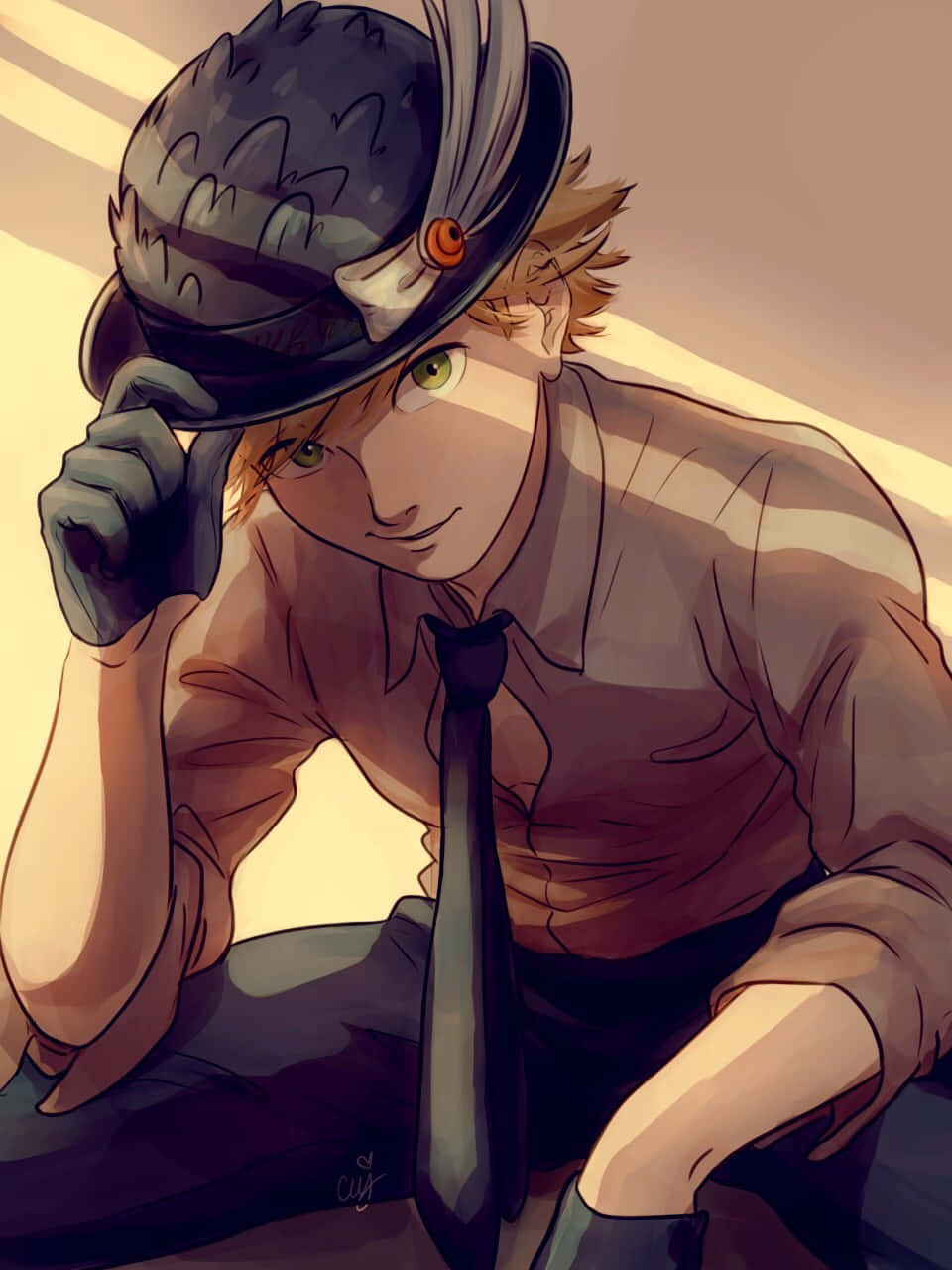 Miraculous Ladybug Adrien 桌布 壁紙 — 一個開心的動畫男孩，有綠色眼睛和刺蝟頭，戴著羽毛帽，一邊微笑一邊調整帽子。