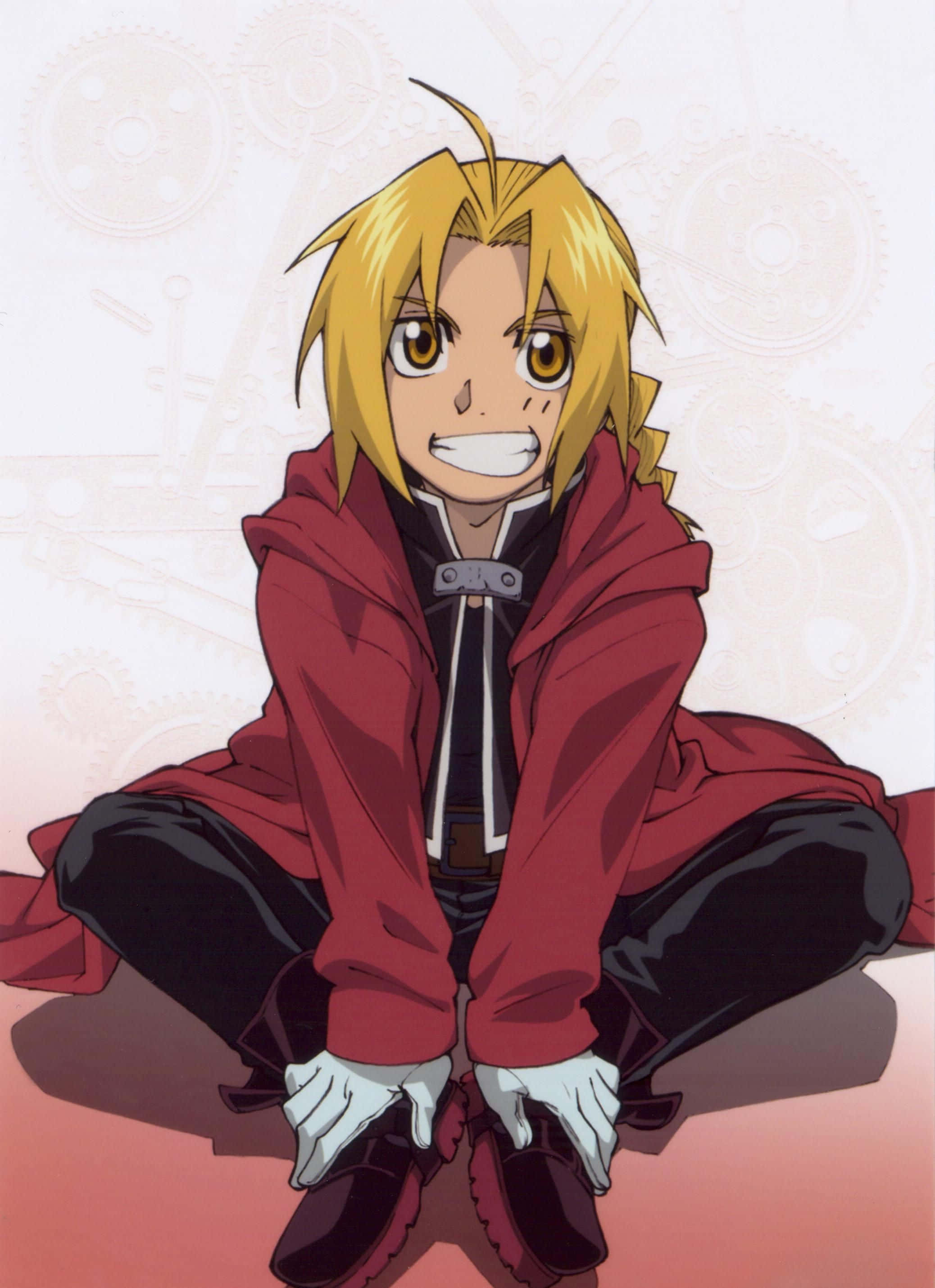 edward elric 桌布 壁紙 — 一個開心的動畫男孩，有著刺刺的金色頭髮和紅色外套，盤腿坐在齒輪圖案的背景前。
