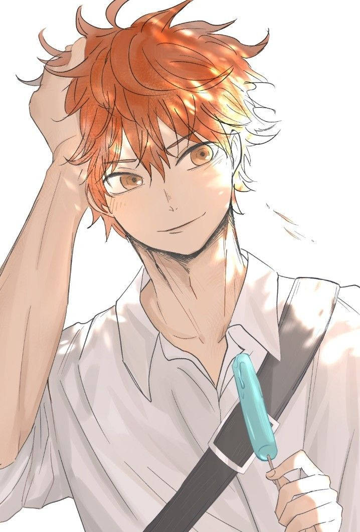 Shoyo Hinata 桌布 壁紙 — 一個開心的動畫男孩，有著尖刺的橙色頭髮，微笑著拿著藍色冰棒，並用手撥弄頭髮。
