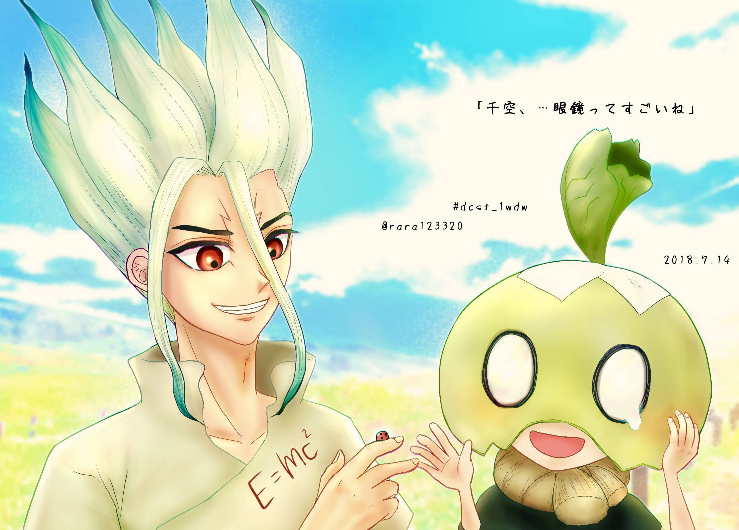 Dr Stone 桌布 壁紙 — 一個開心的動畫男孩，有著尖刺的白髮和紅色的眼睛，微笑著拿著一隻瓢蟲，旁邊有一個大眼睛的綠色葉狀生物。