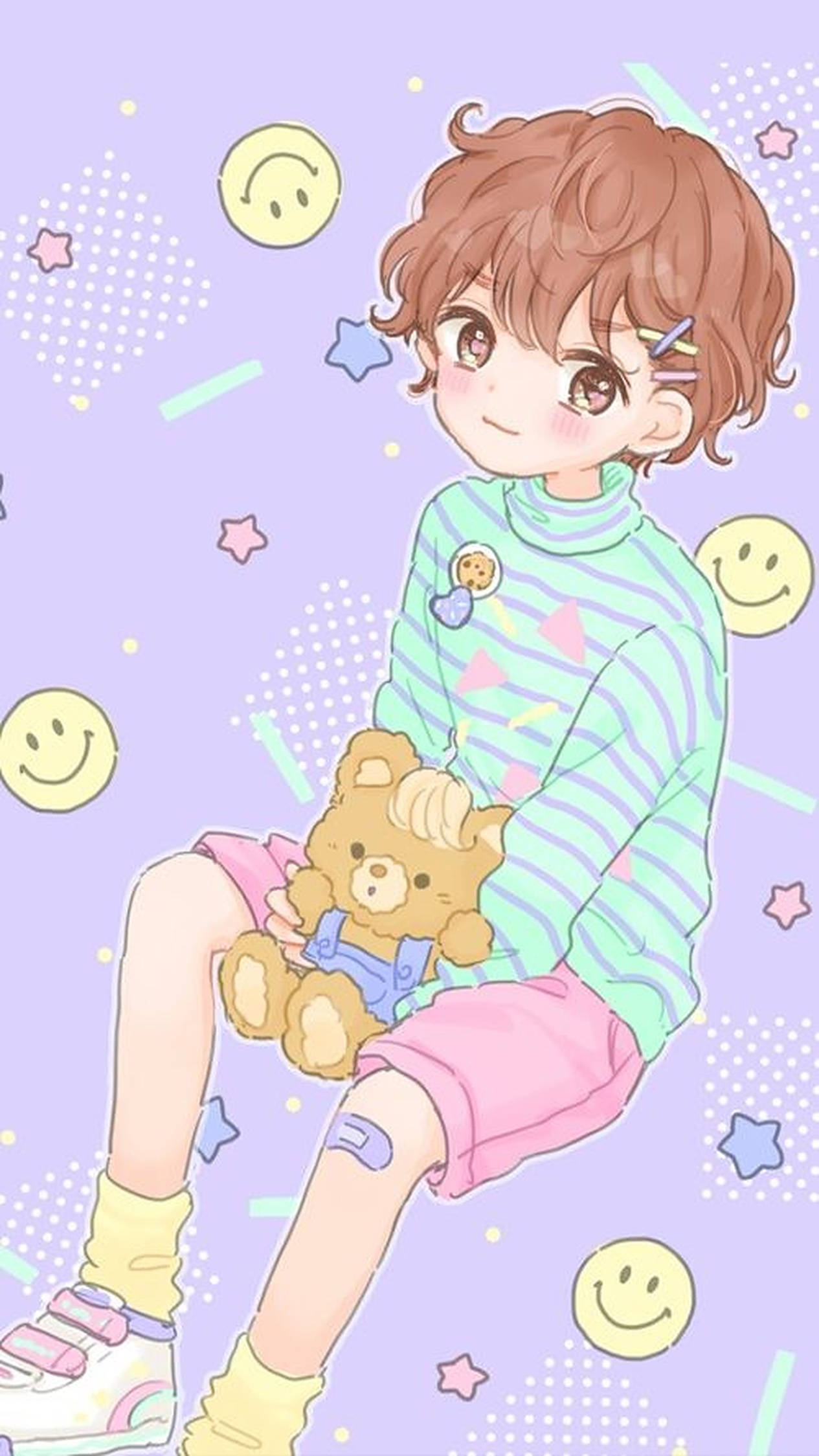 動漫小孩 桌布 壁紙 — 一個開心的動畫男孩，棕色頭髮，坐在一個帶有笑臉和星星的淡紫色背景前，抱著一隻泰迪熊。
