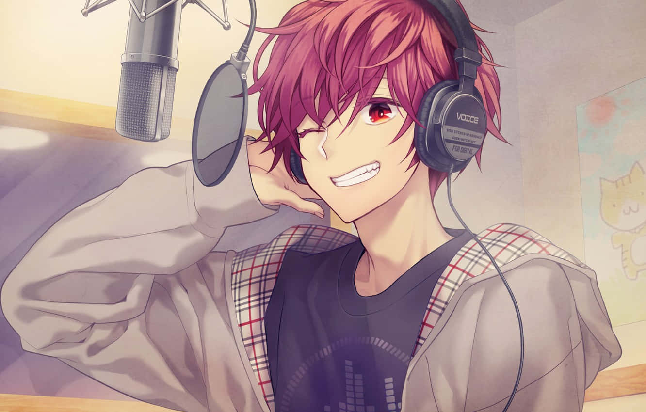 動漫男孩 桌布 壁紙 — 一個開心的動畫男孩，粉紅色頭髮和紅色眼睛，在錄音室戴著耳機微笑。