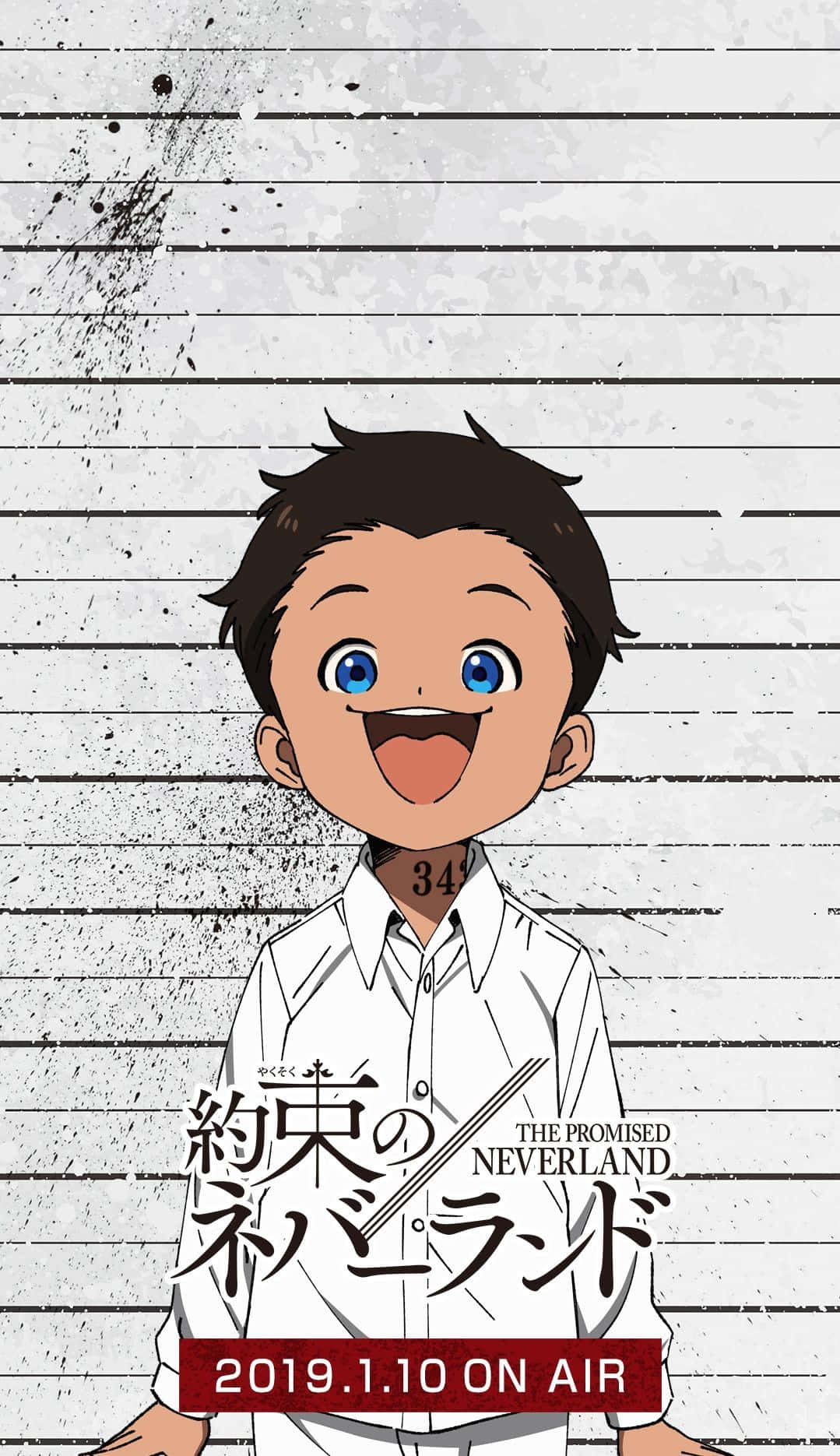 The Promised Neverland Phil 桌布 壁紙 — 一個開心的動畫男孩，藍色眼睛和頸部刺青，在有線條的髒污背景前擺出 mugshot 風格的相片。