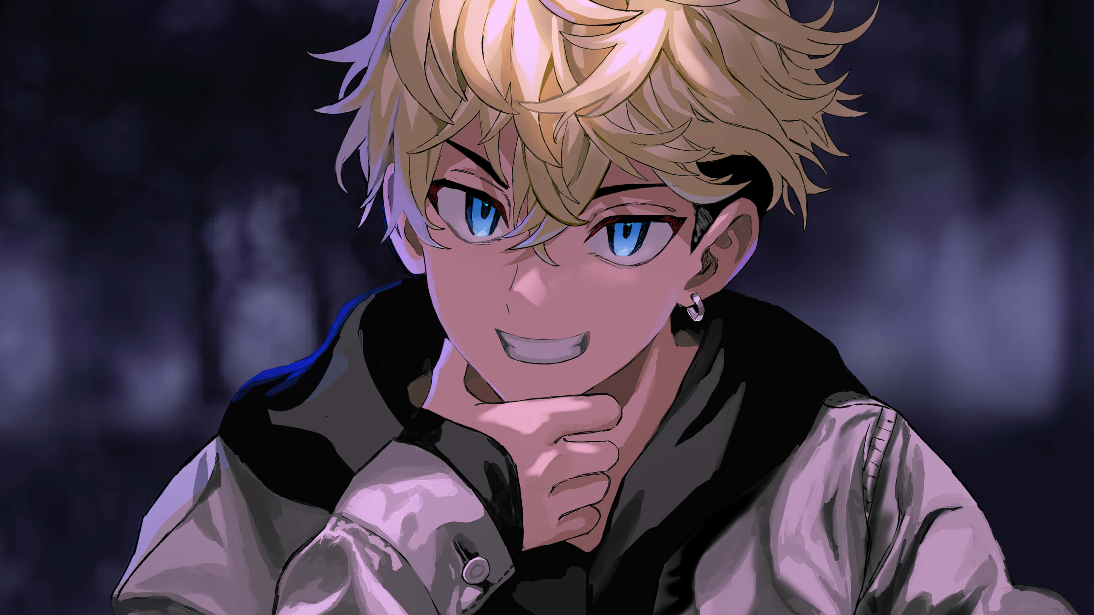 chifuyu matsuno 桌布 壁紙 — 一個開心的動畫男孩，金色刺蝟頭和明亮的藍眼睛，在黑暗模糊的背景中托腮微笑。