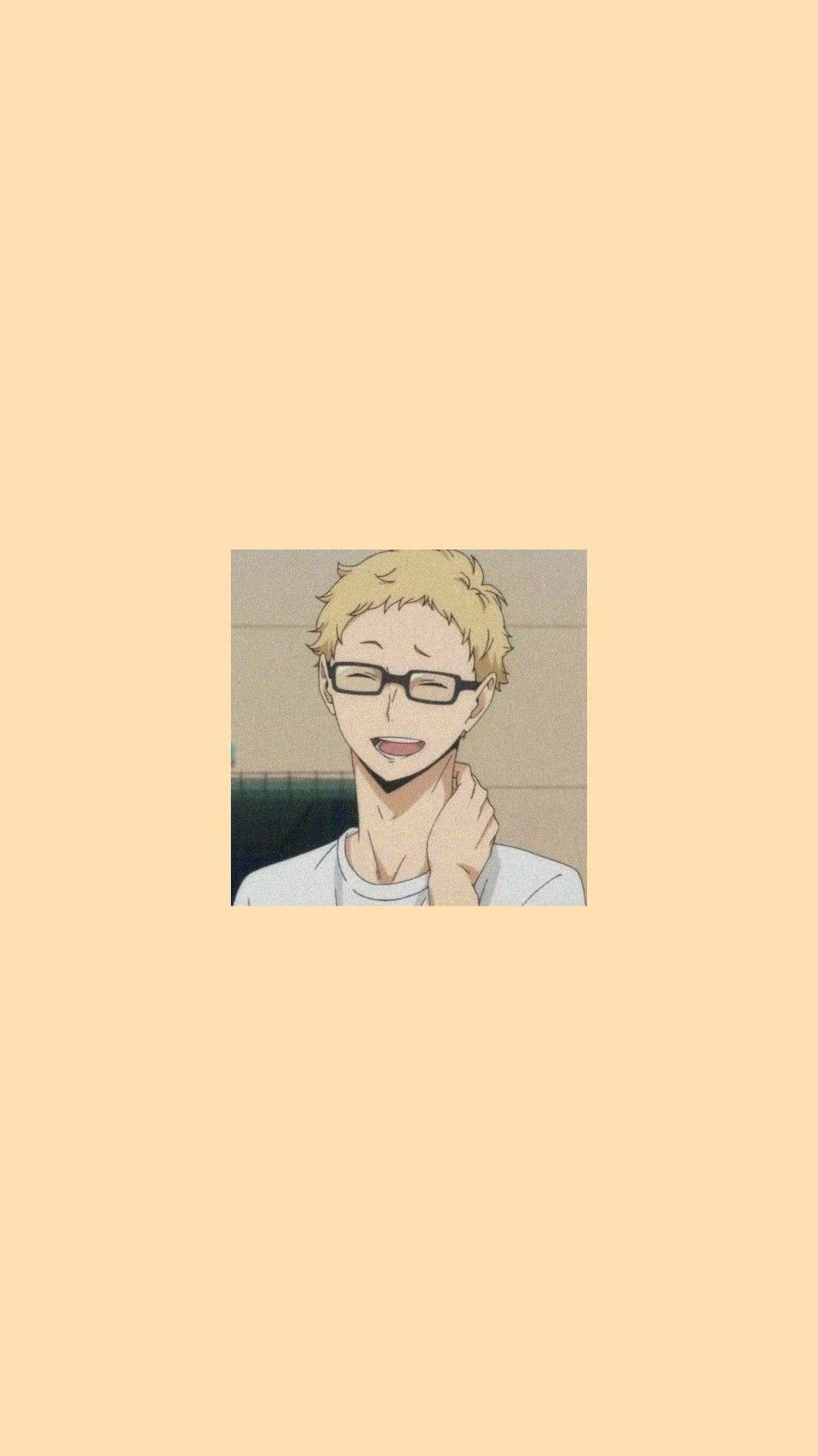 kei tsukishima 桌布 壁紙 — 一個開心的動畫男孩，金髮戴眼鏡，微笑著觸摸自己的脖子，背景是純米色。
