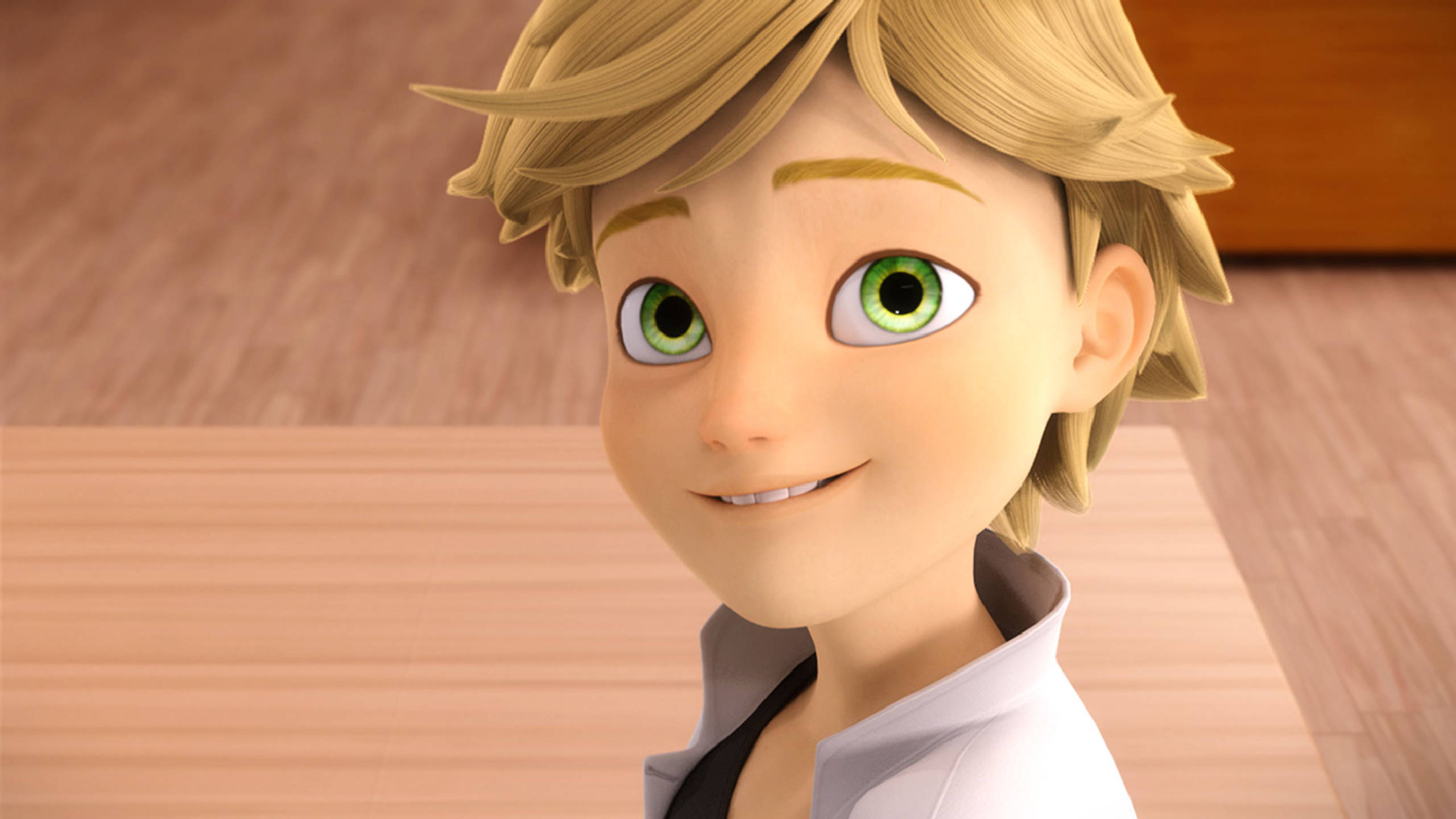 Adrien 桌布 壁紙 — 一個開心的動畫男孩，金髮碧眼，在木屋裡溫暖地微笑。