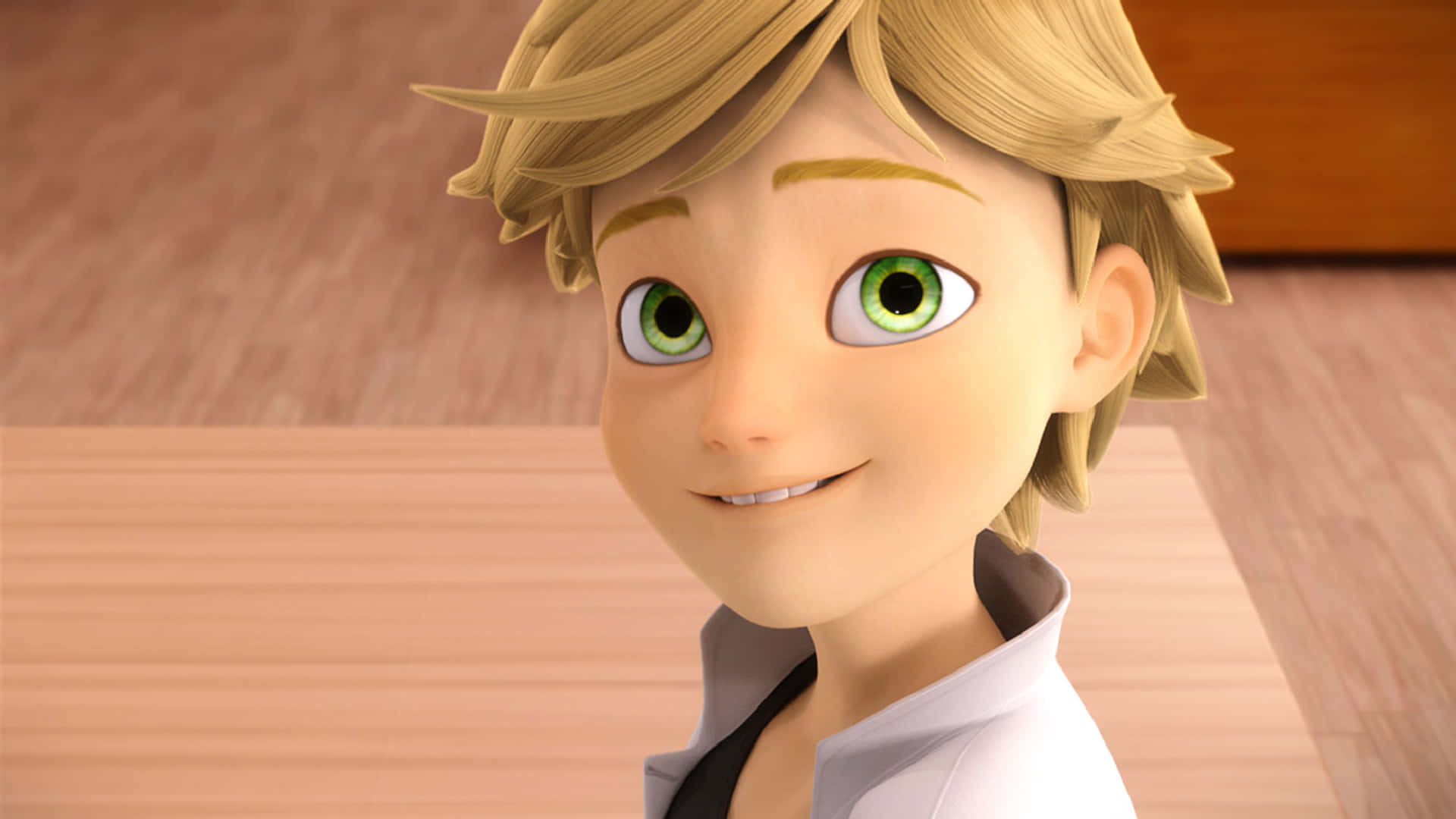 Marinette And Adrien 桌布 壁紙 — 一個開心的動畫男孩，金髮碧眼，在木製房間裡溫暖地微笑。