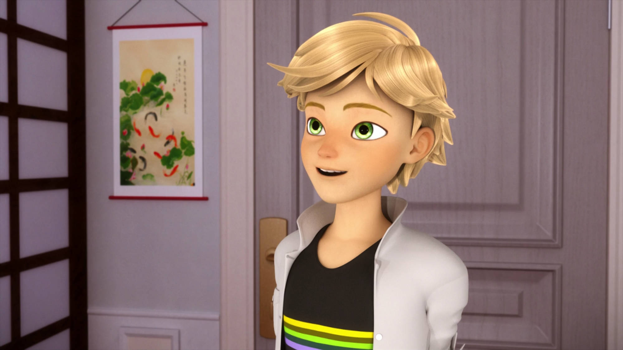 Adrien 桌布 壁紙 — 一個開心的動畫男孩，金髮綠眼，在一個有日式門和魚畫的房間裡微笑。