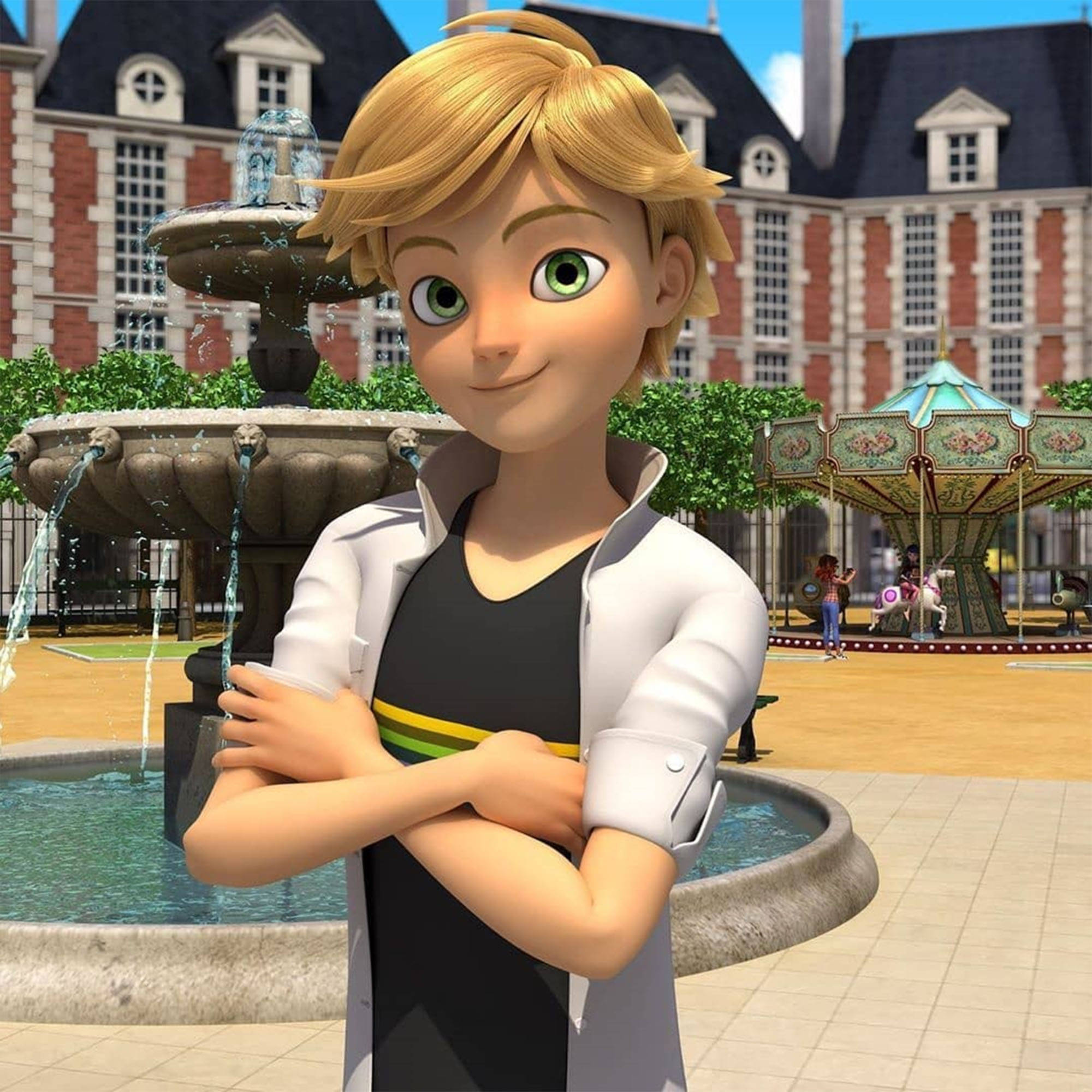 Adrien 桌布 壁紙 — 一個開心的動畫男孩，金髮綠眼，自信地站在陽光普照的歐洲廣場噴泉前。