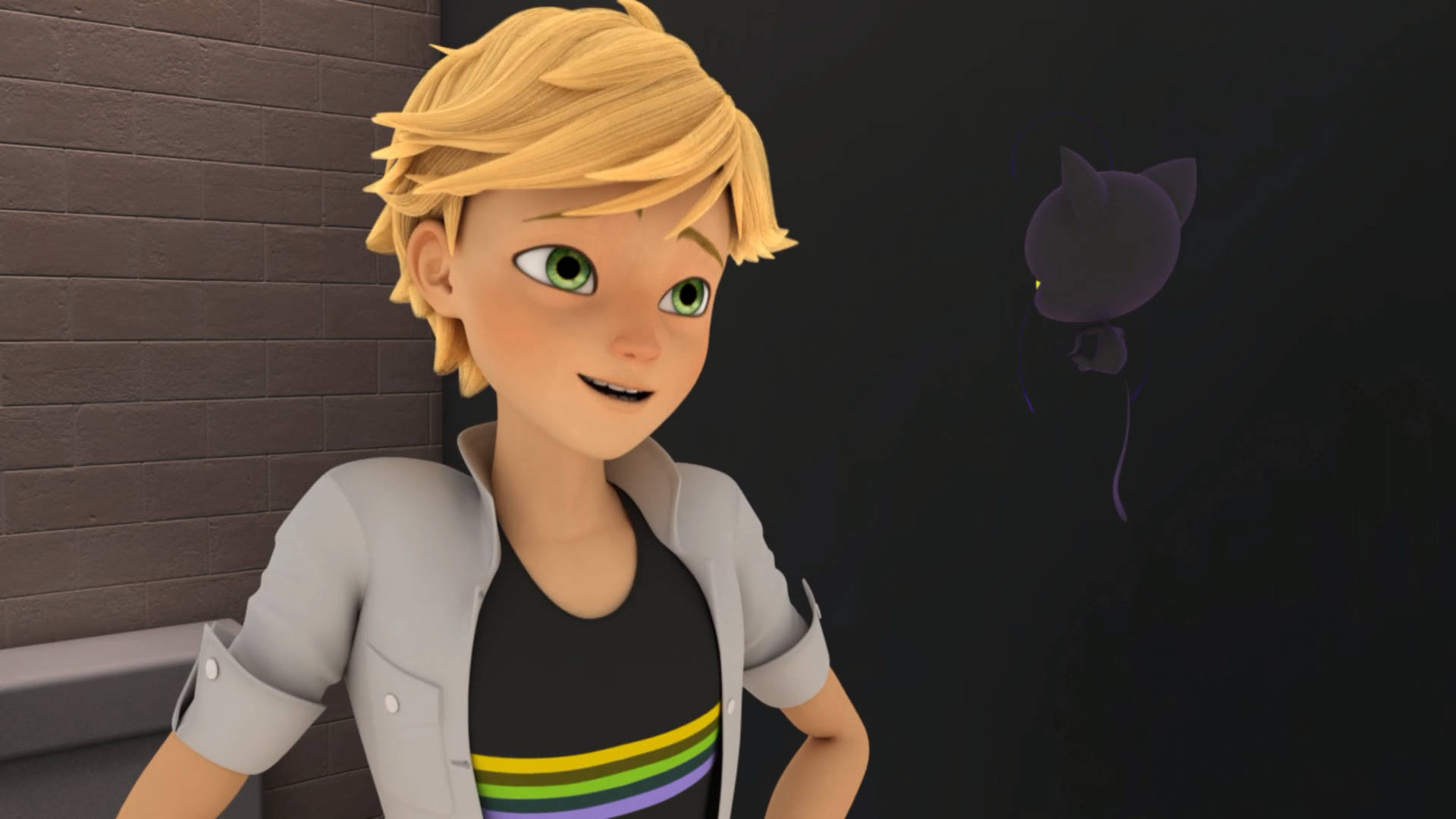 Adrien 桌布 壁紙 — 一個開心的動畫男孩，金髮綠眼，靠著磚牆，旁邊有一隻漂浮的紫色貓狀生物。