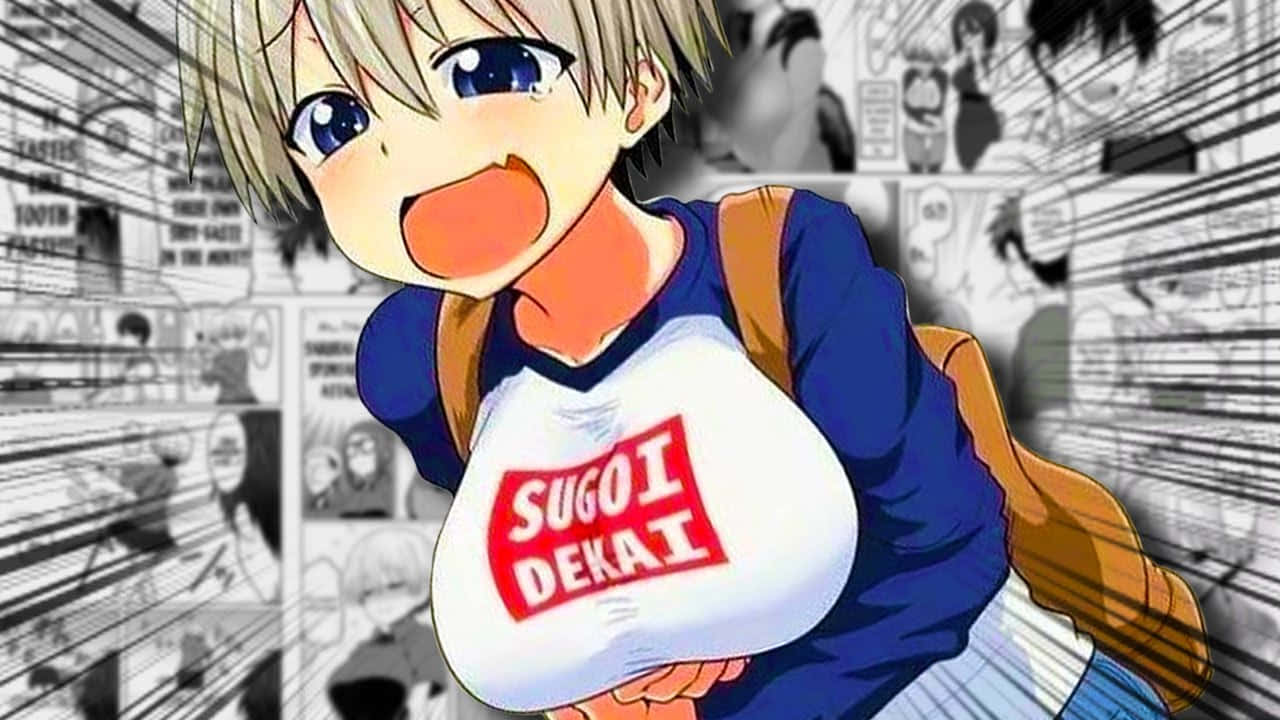 Uzaki Chan 桌布 壁紙 — 一個開心的動畫男孩，金髮藍眼，穿著印有「SUGOI DEKAI」字樣的襯衫，背景是漫畫書面板。