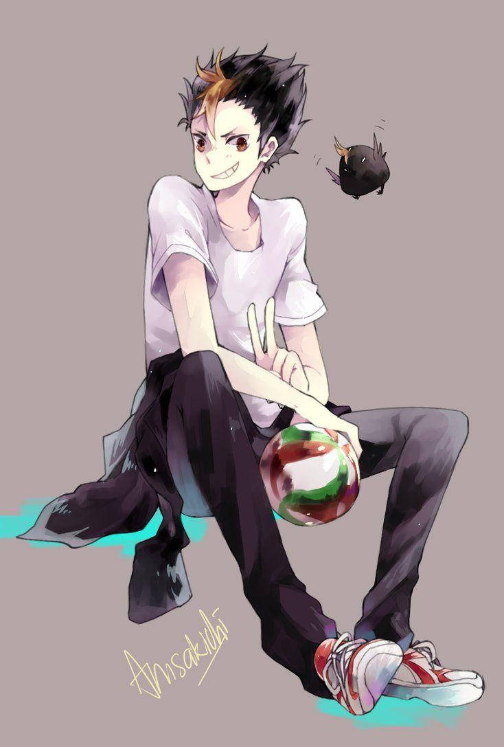 yu nishinoya 桌布 壁紙 — 一個開心的動畫男孩，頭髮尖尖，盤腿坐著，拿著一個彩色球，附近有一隻黑色小生物漂浮。