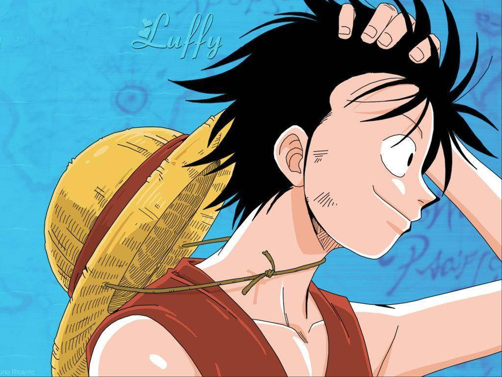 Luffy 桌布 壁紙 — 一個開心的動畫男孩，黑色刺蝟頭戴著草帽，在藍色背景前微笑抓頭。
