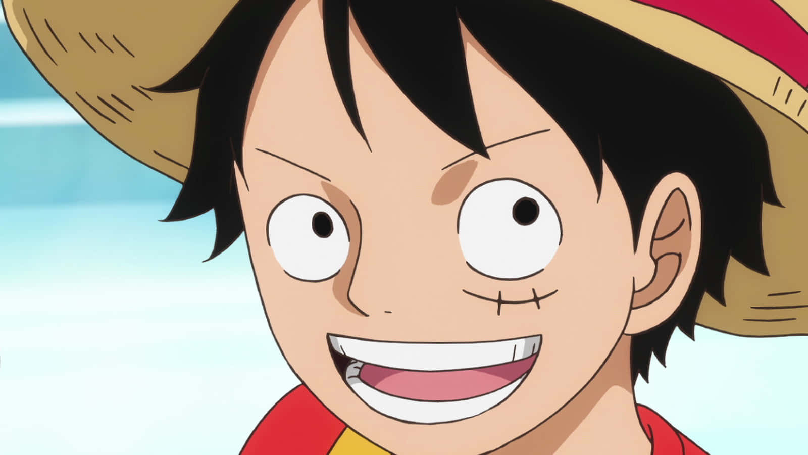 Luffy 桌布 壁紙 — 一個開心的動畫男孩，黑髮戴草帽，在柔和的藍色背景上，睜大眼睛露出牙齒的笑容。